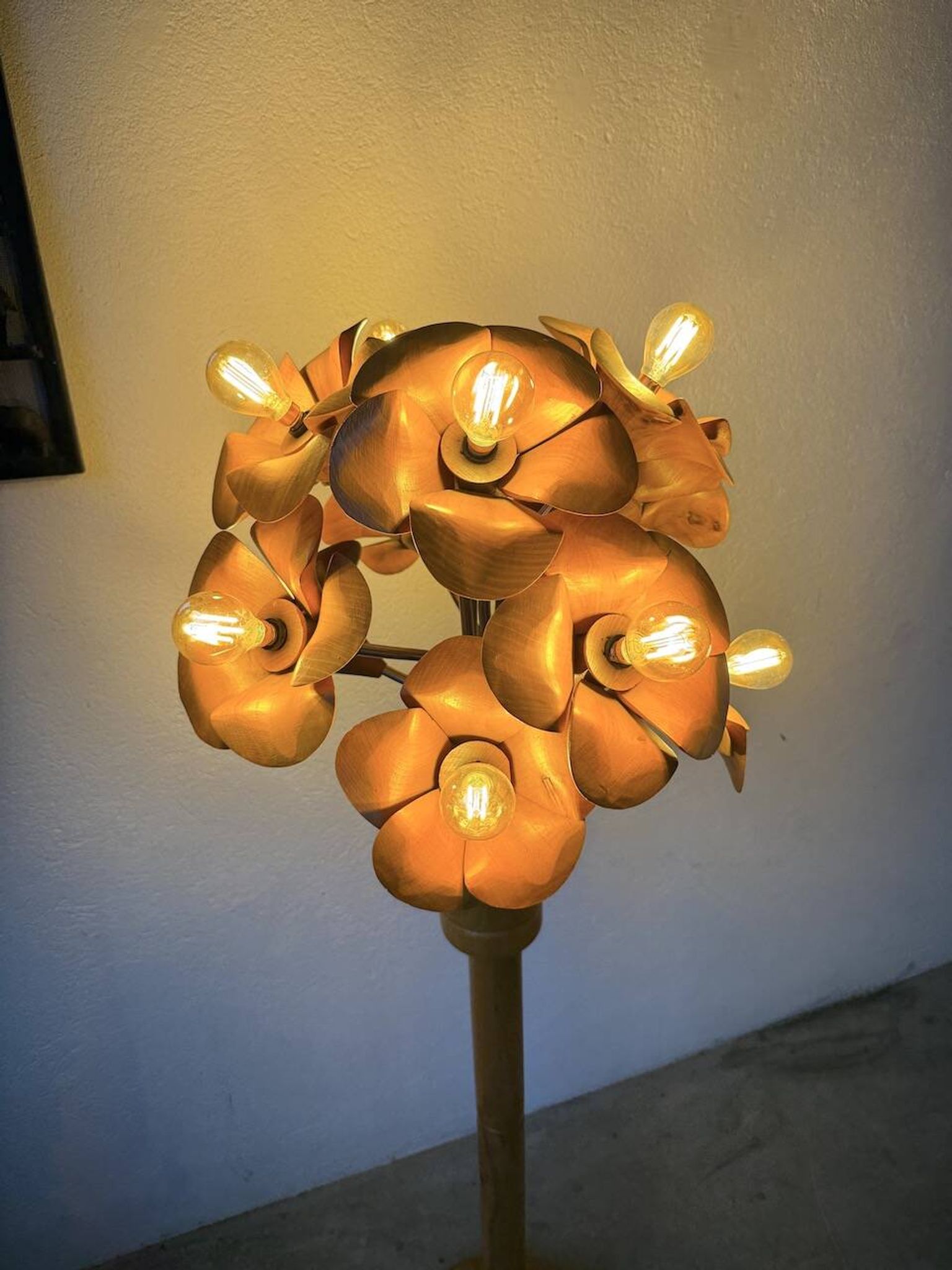 Lampadaire en orme motifs « fleurs », années 70