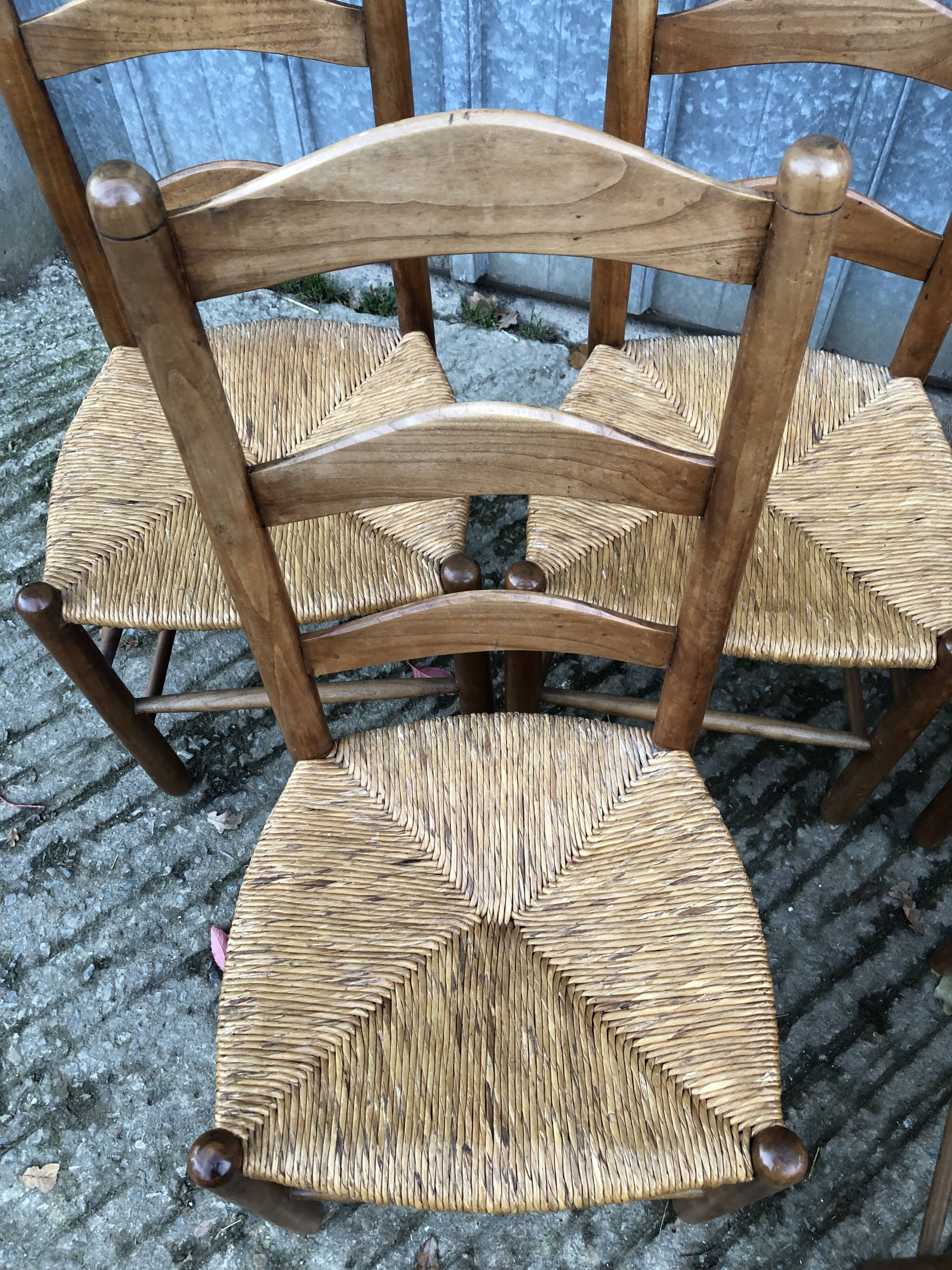 8 Chaises  anciennes vendéennes paillées en cerisier massif.