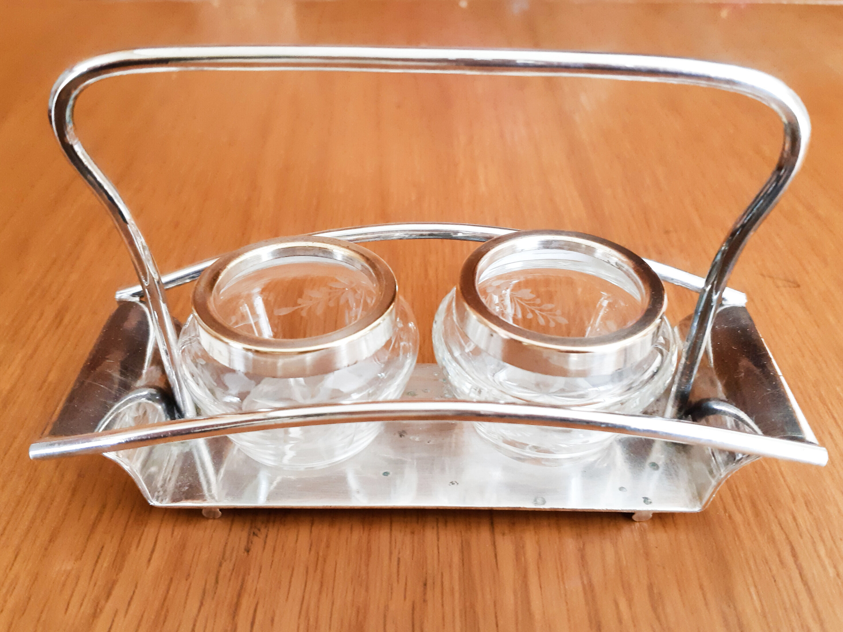 Salt and pepper shaker in chiseled glass and silver metal; Ancient French