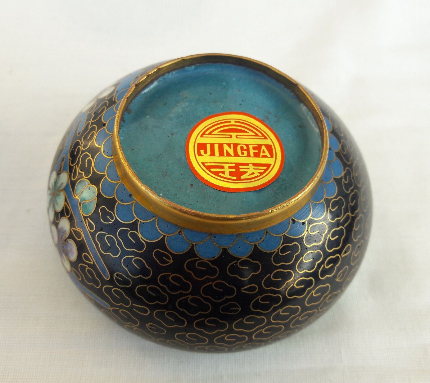 2 partitioned covered pots