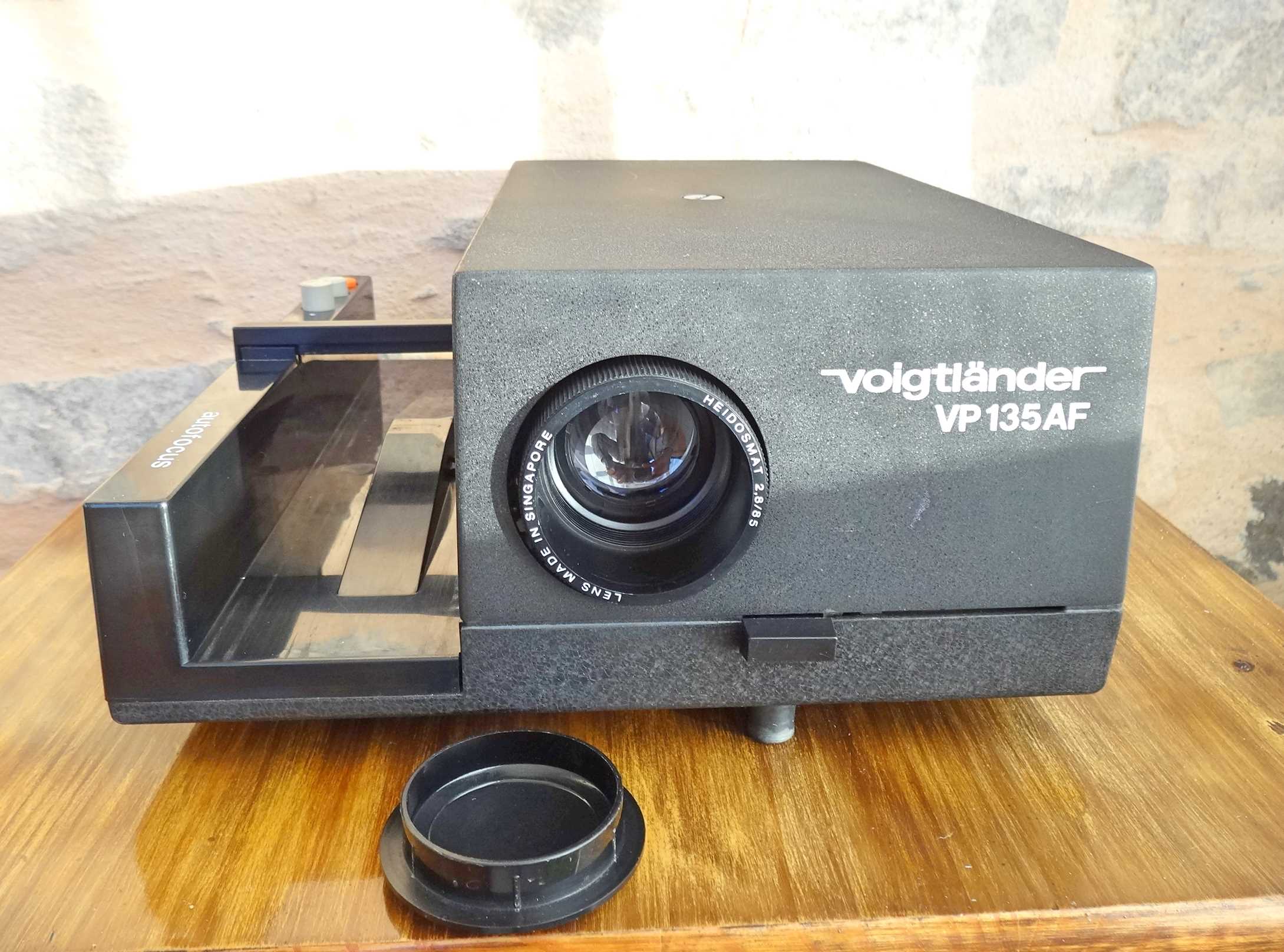 Voigtländer VP135 AF slide projector with manual and two magazines