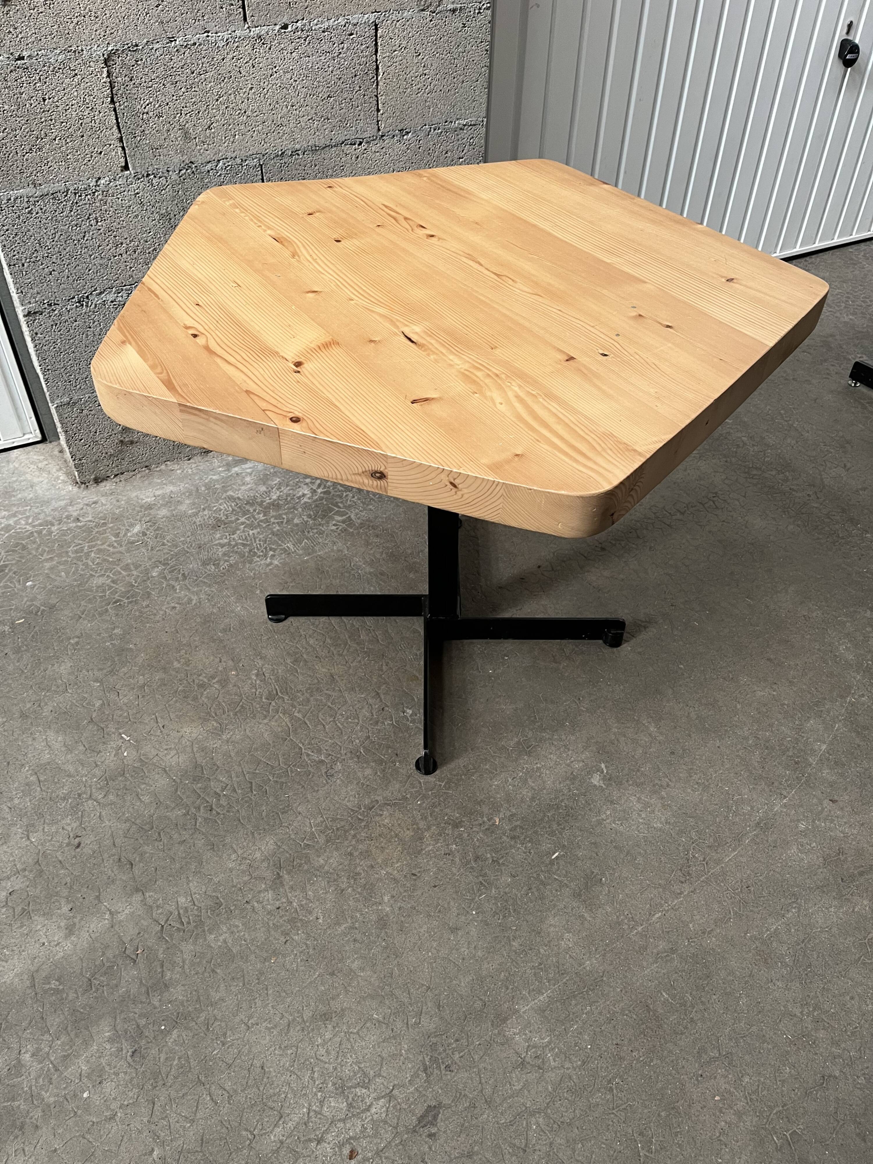 Design Pentagon table Charlotte Perriand for arches