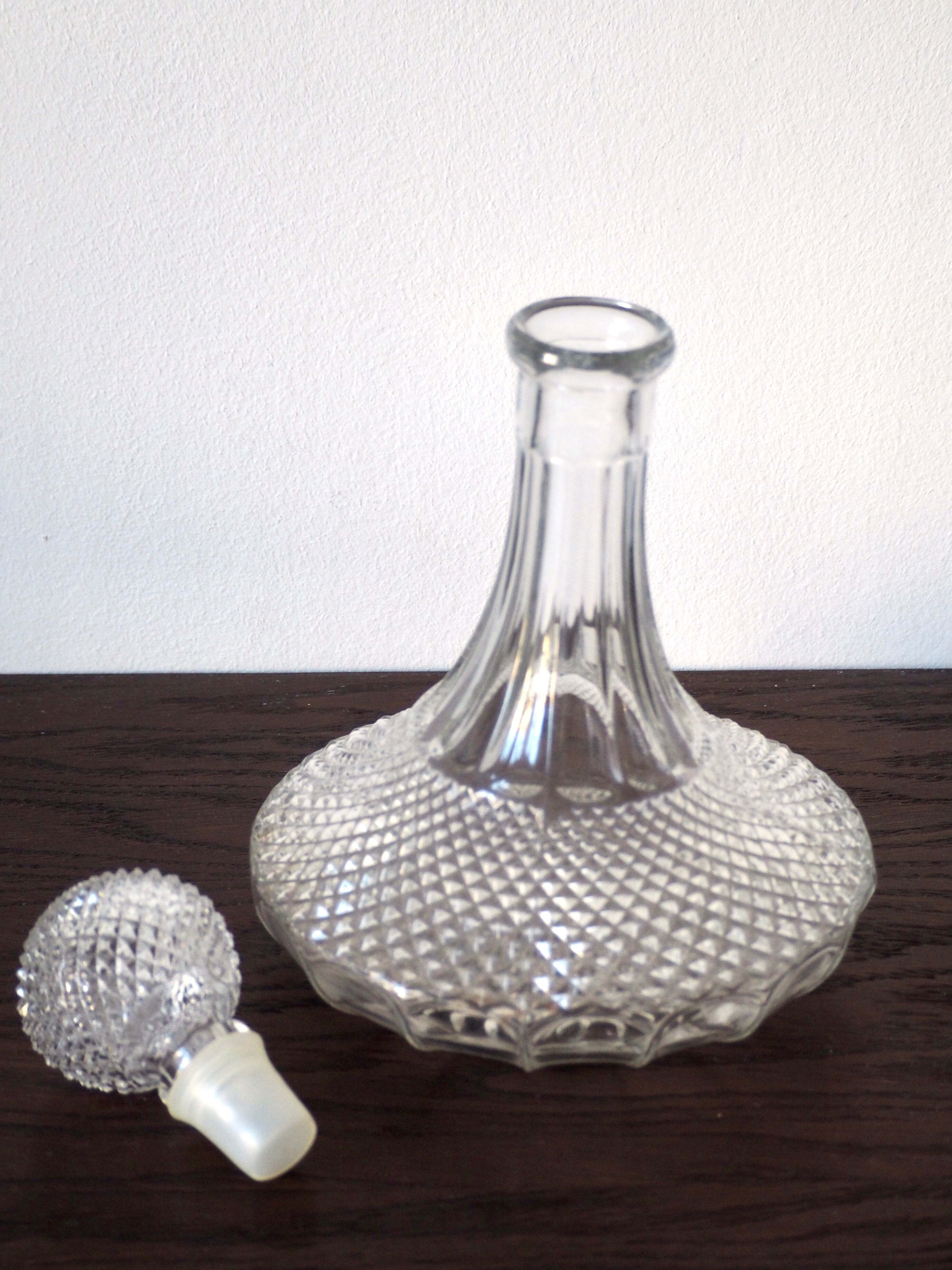 Carafe à vin en verre taillé diamant