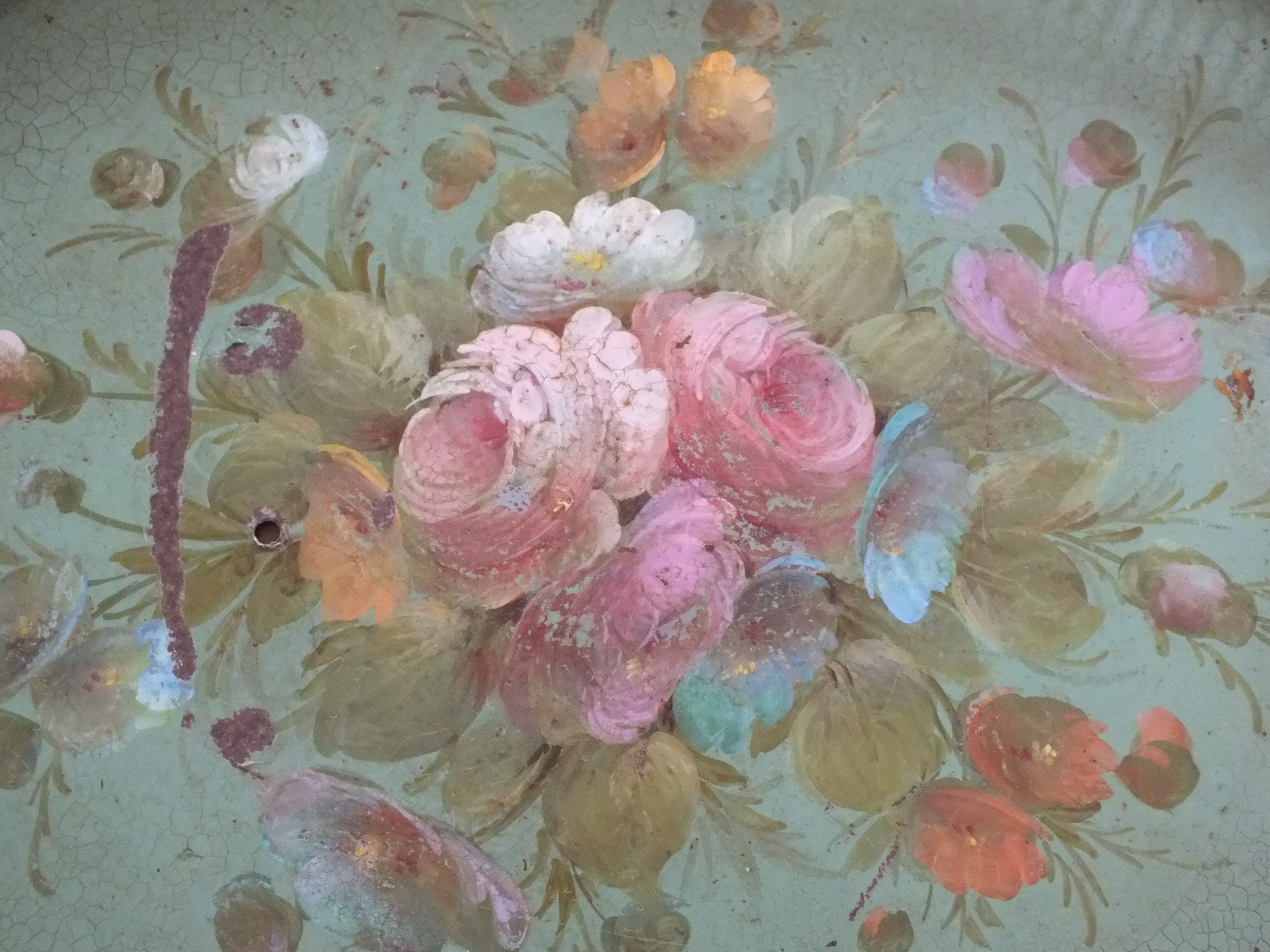 Tray with a plate gallery painted floral decoration