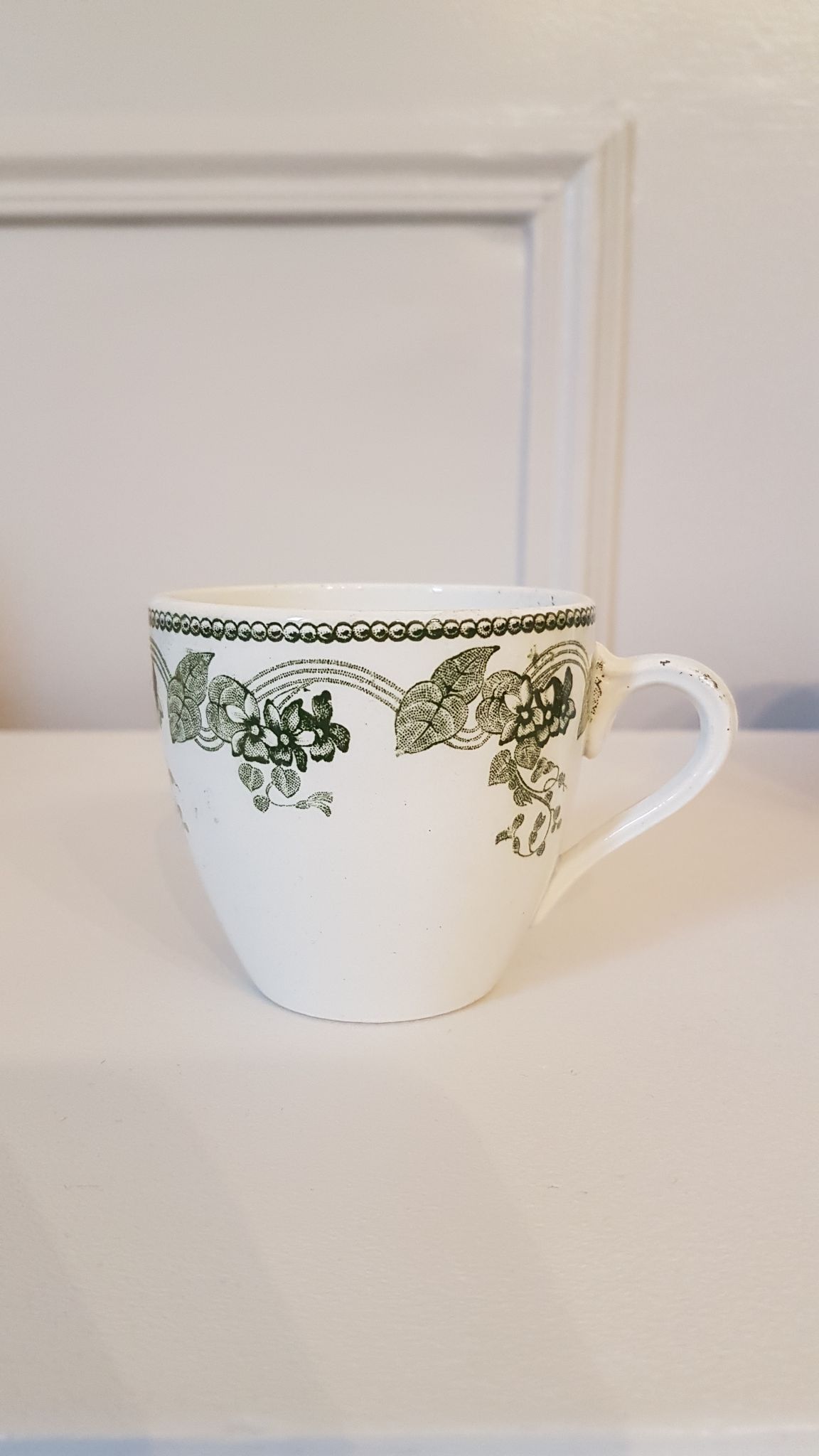 Série de 11 tasses en porcelaine