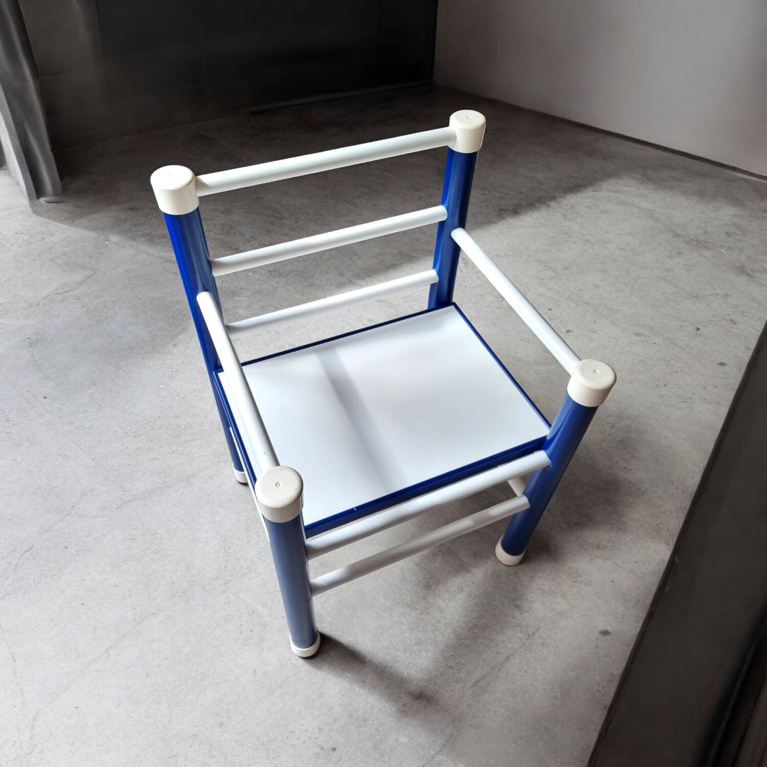 Paire de chaises enfants en bois bleu et blanc