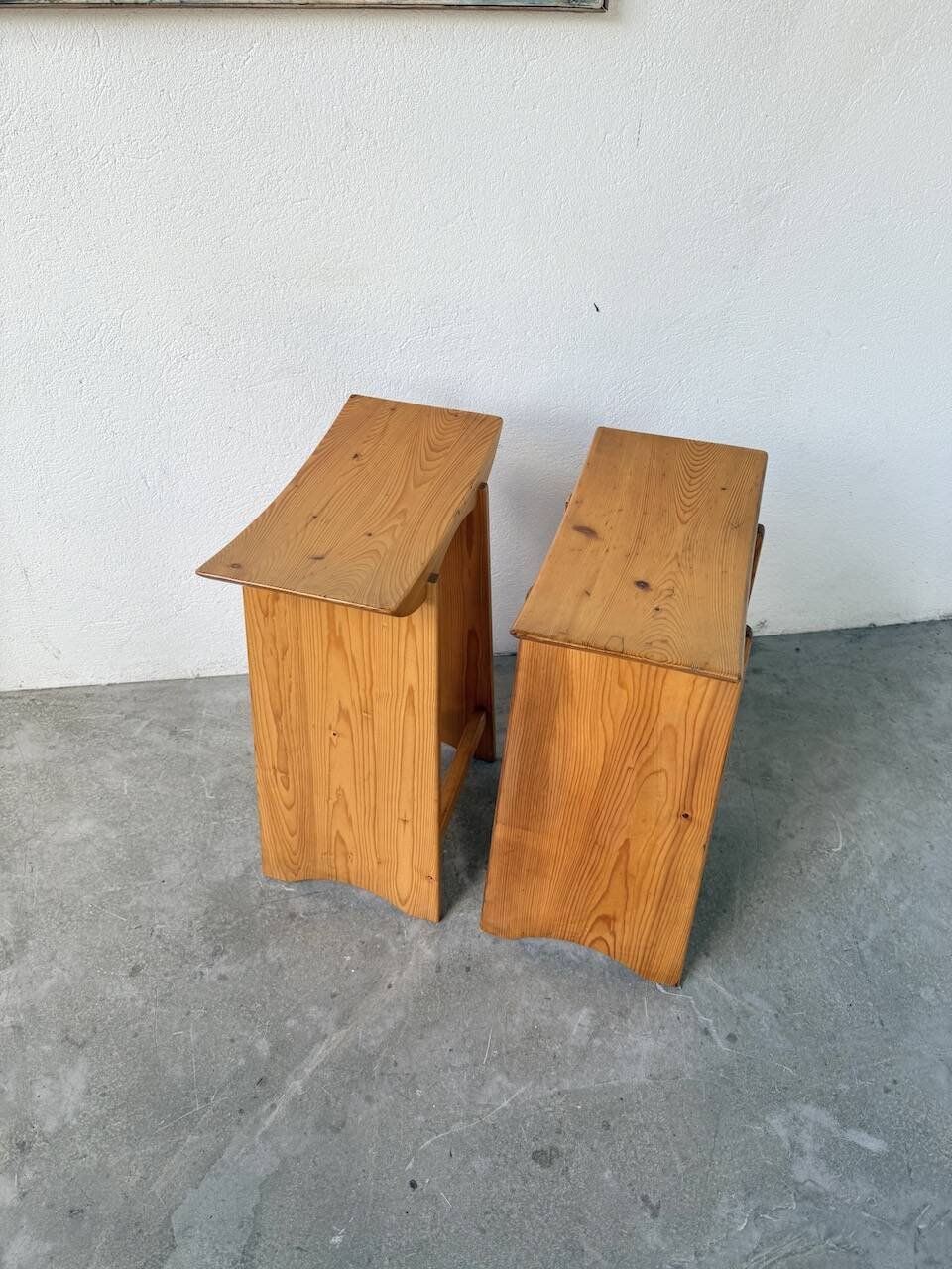 Scandinavian pine stools with Japanese inspiration.