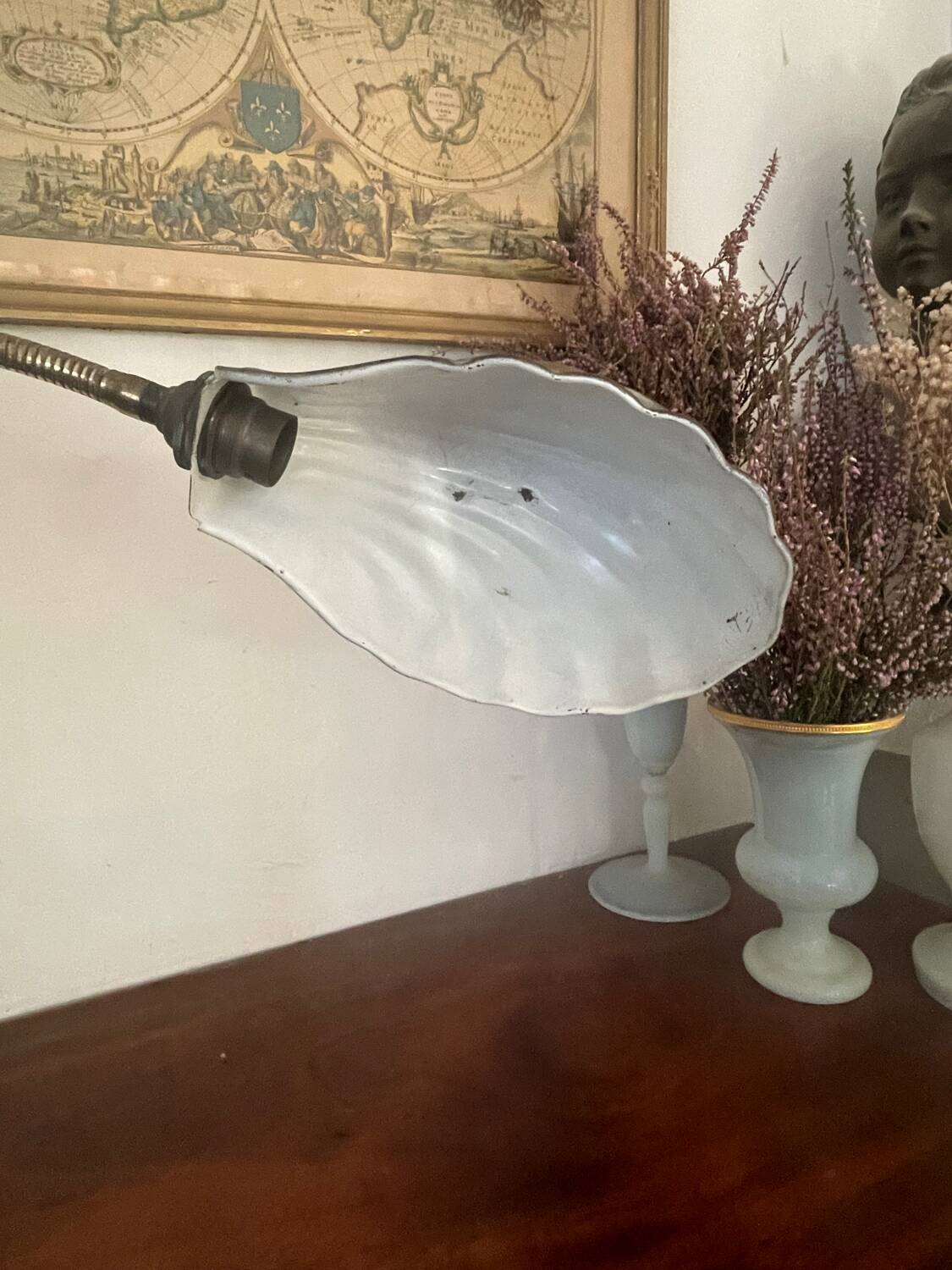 Flexible brass shell lamp