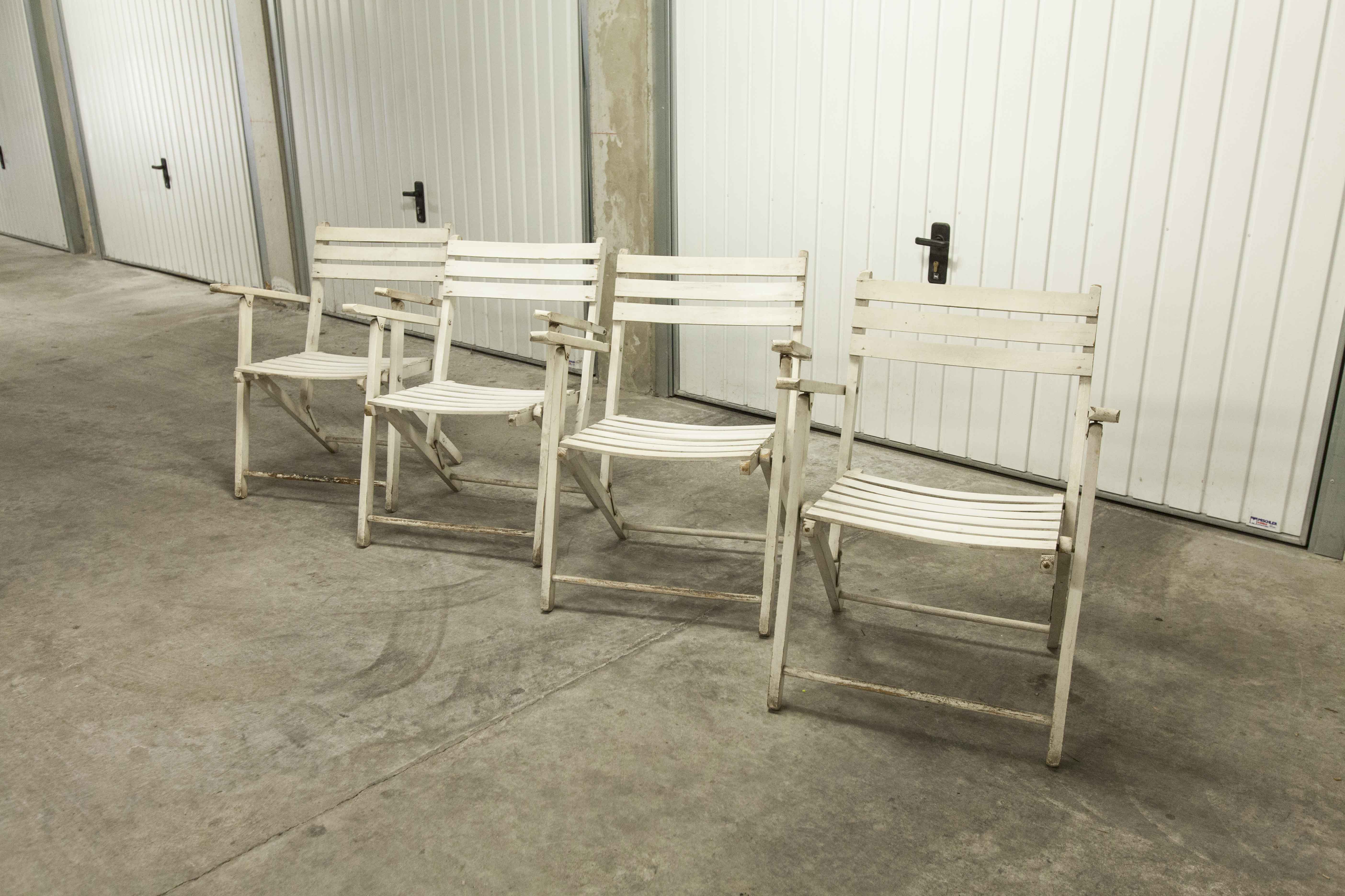 Garden furniture table and 4 armchairs 60's in its juice