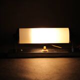 Applique murale tubulaire chromée de style Bauhaus des années 1930, abat-jour en verre crème, Tchécoslovaquie, ESČ