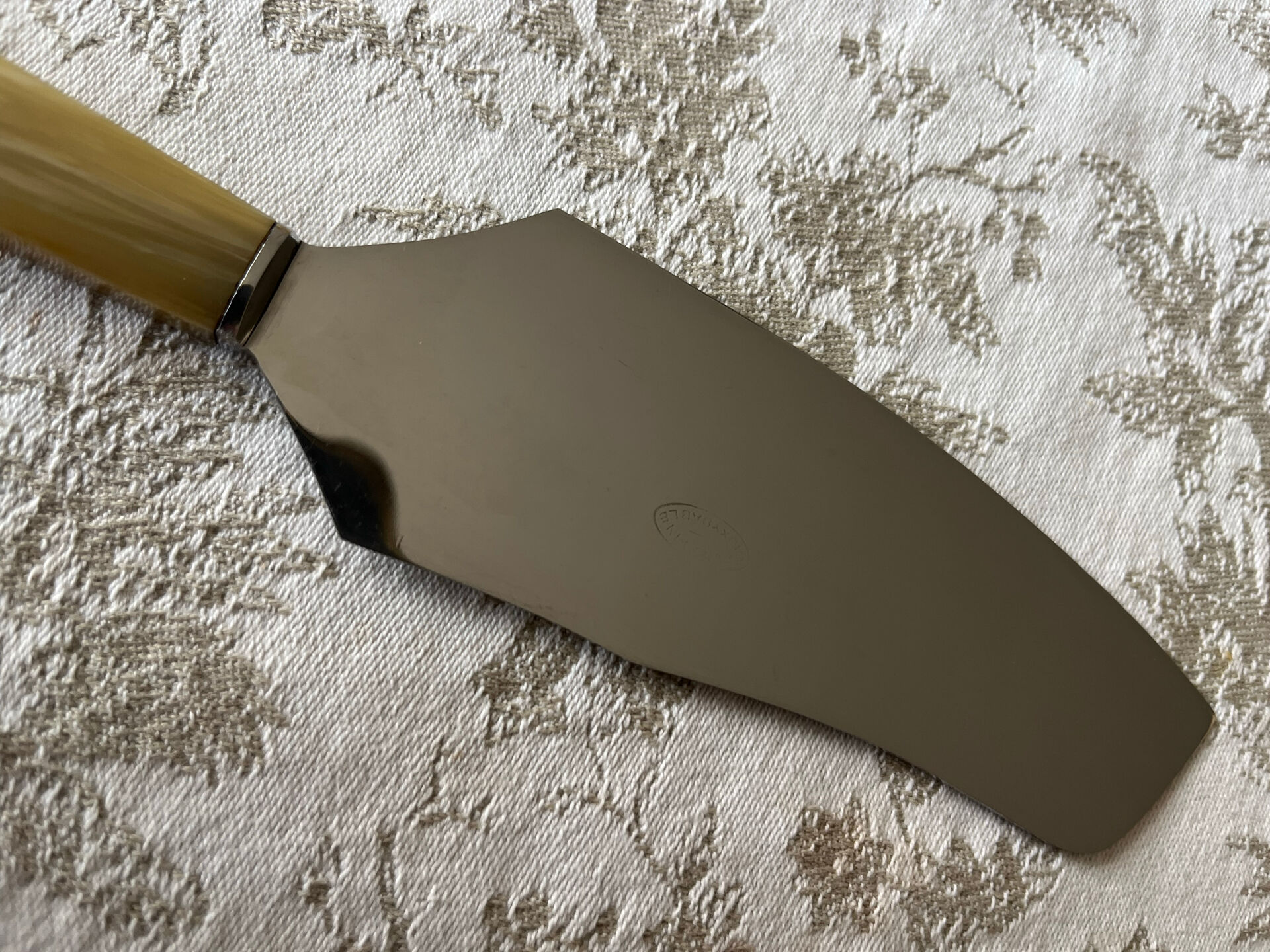 Cake or pie knife/server