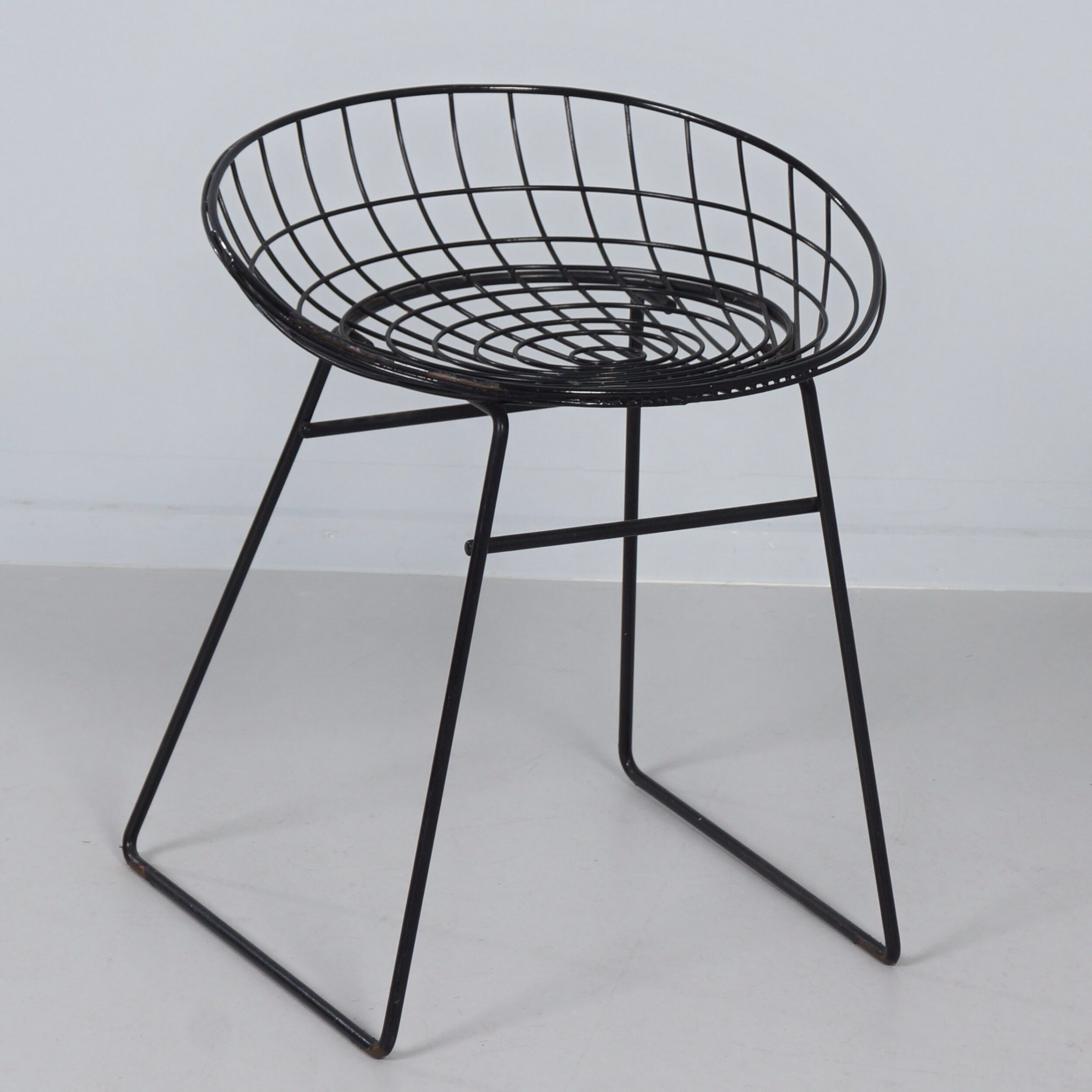 Black Pastoe KM05 wire stool – Braakman & Dekker