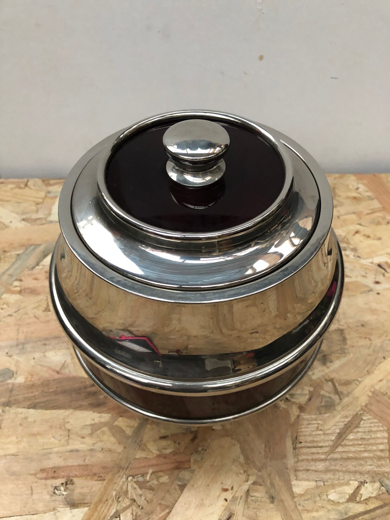 Old bucket with glacons deco maella plastic bordeaux