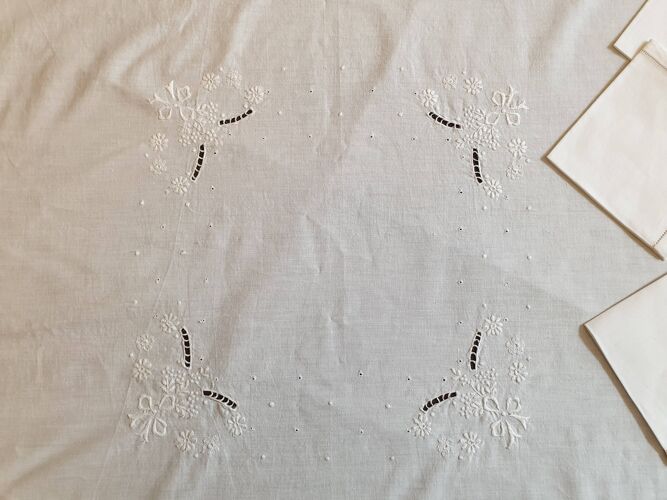 Embroidered tablecloth and 6 embroidered towels