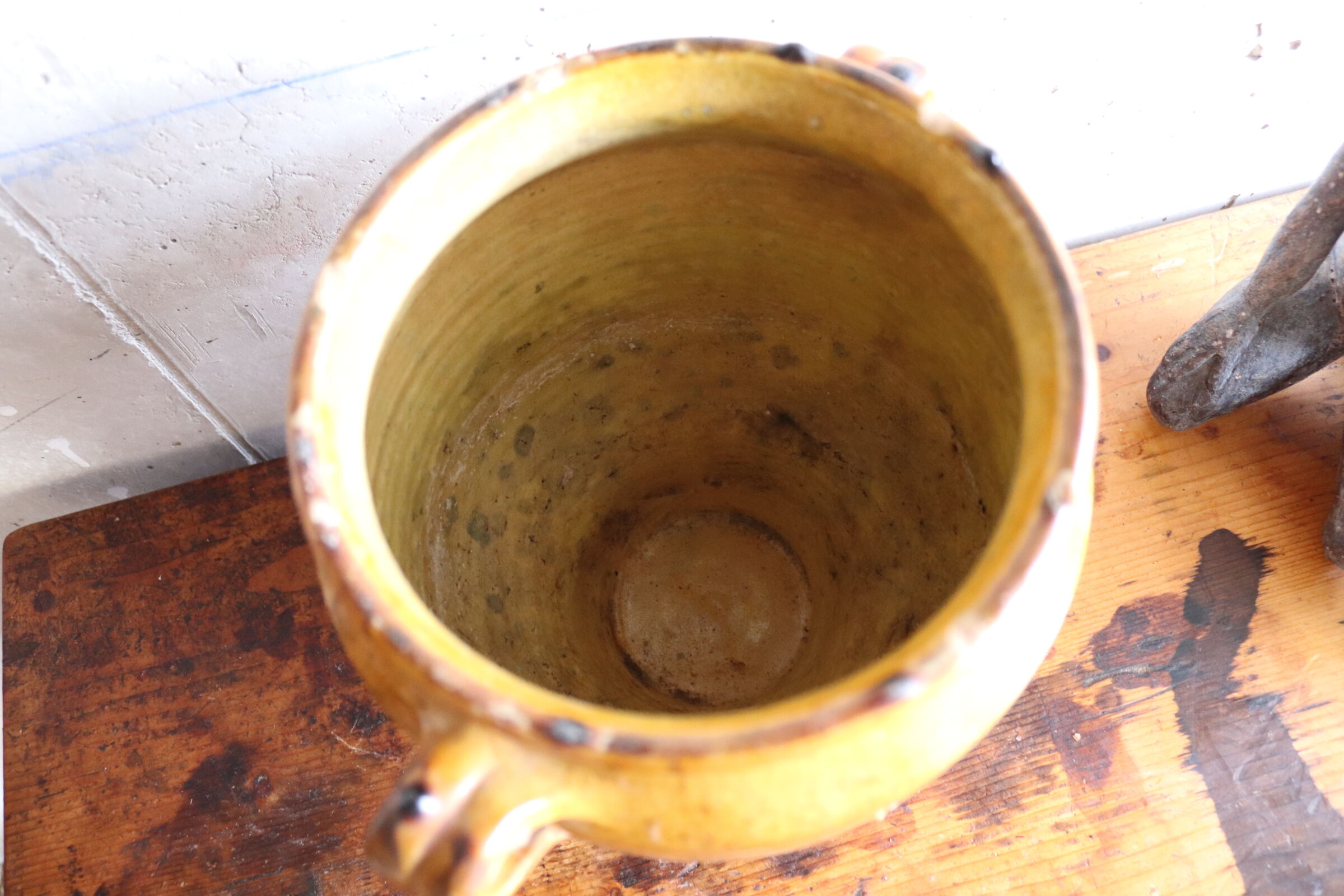 Varnished candied pot yellow