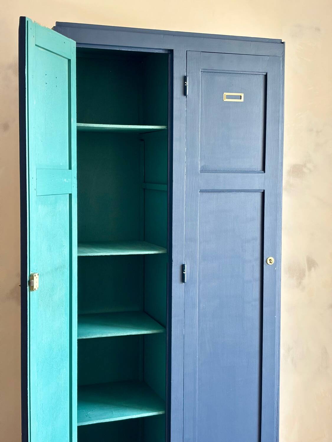 Wardrobe locker