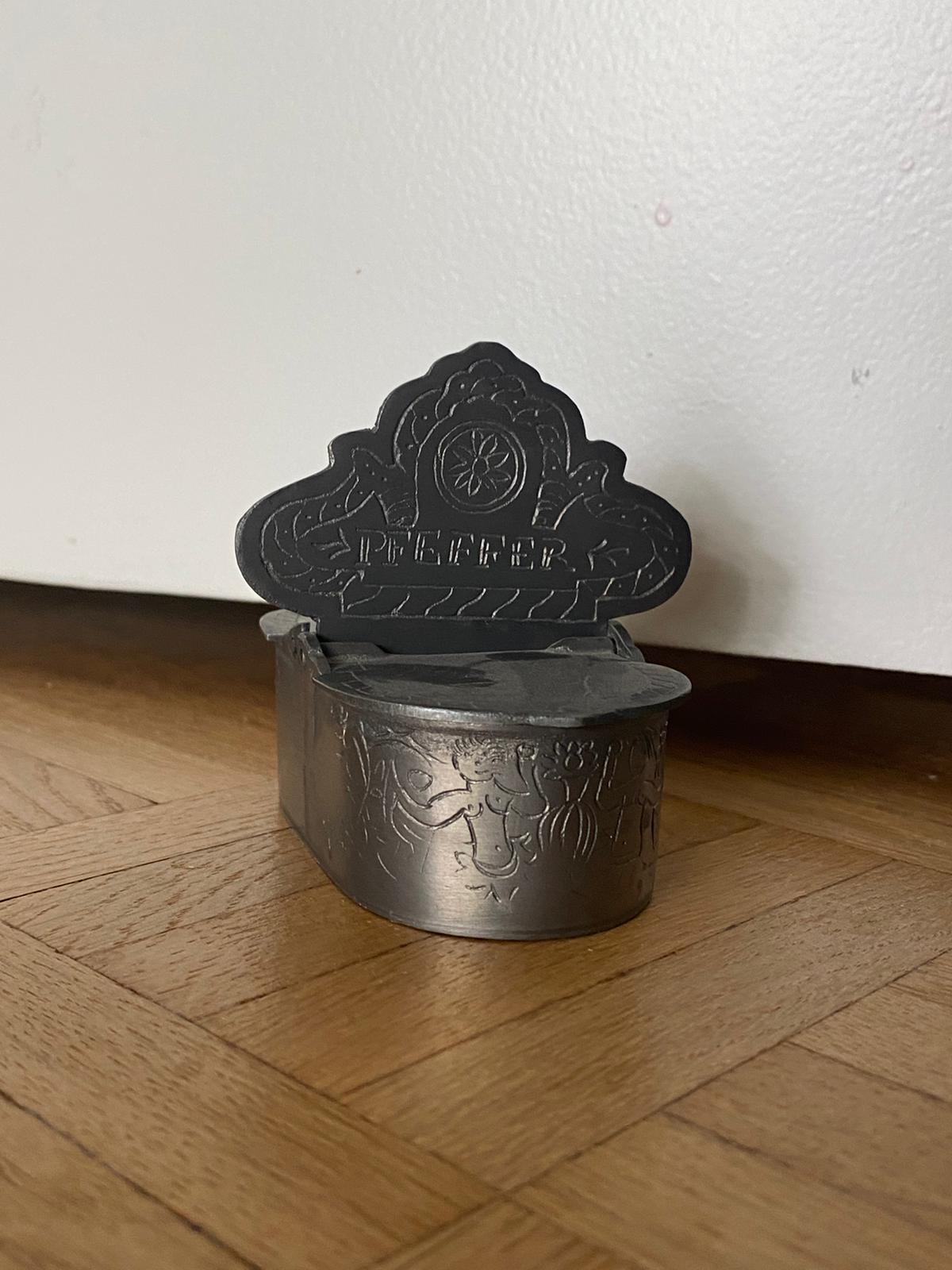 Saliere et poivrier en etain