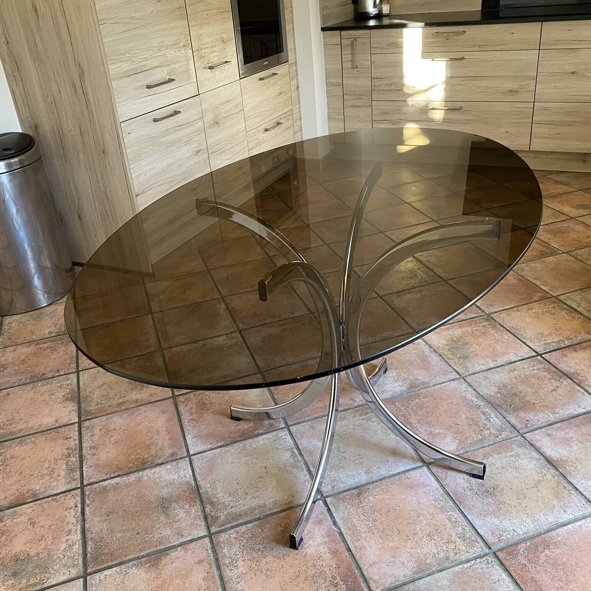 Table ovale Roche Bobois en acier chromé et verre fumé, 1970
