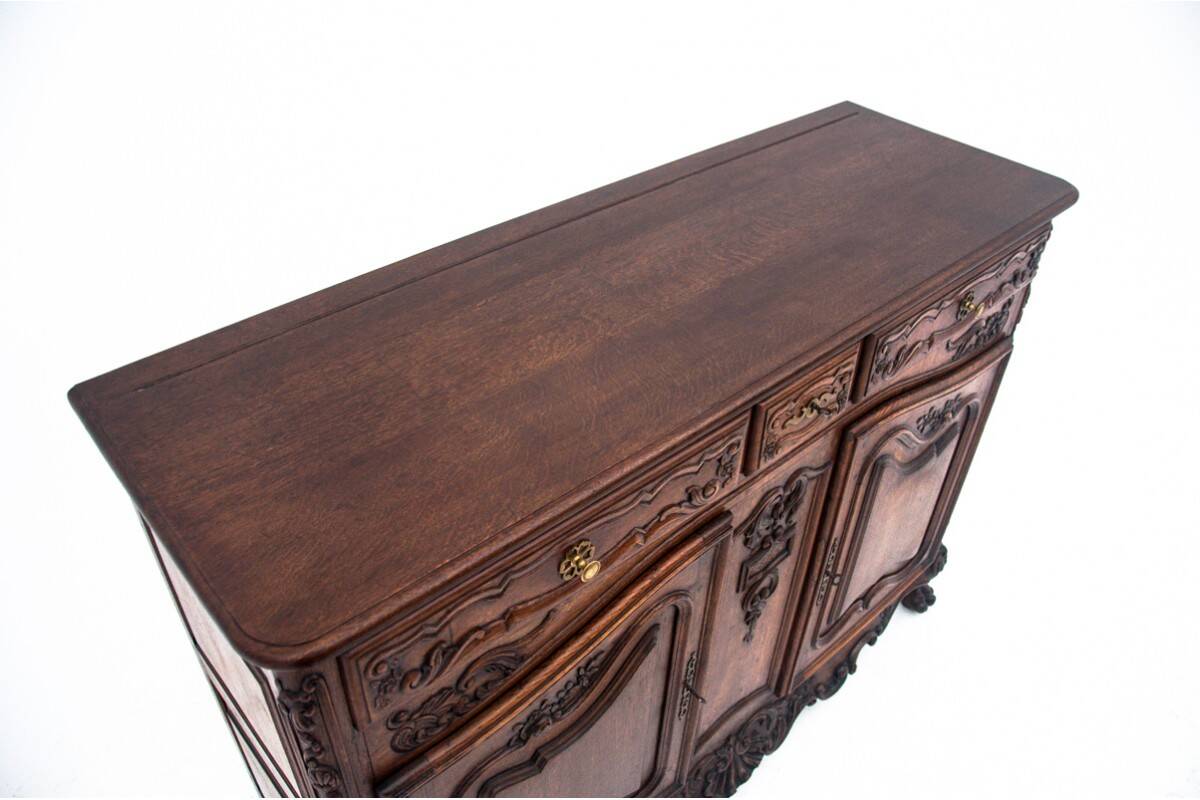 Commode ancienne sur pattes de lion, Europe occidentale, vers 1880. Après rénovation.