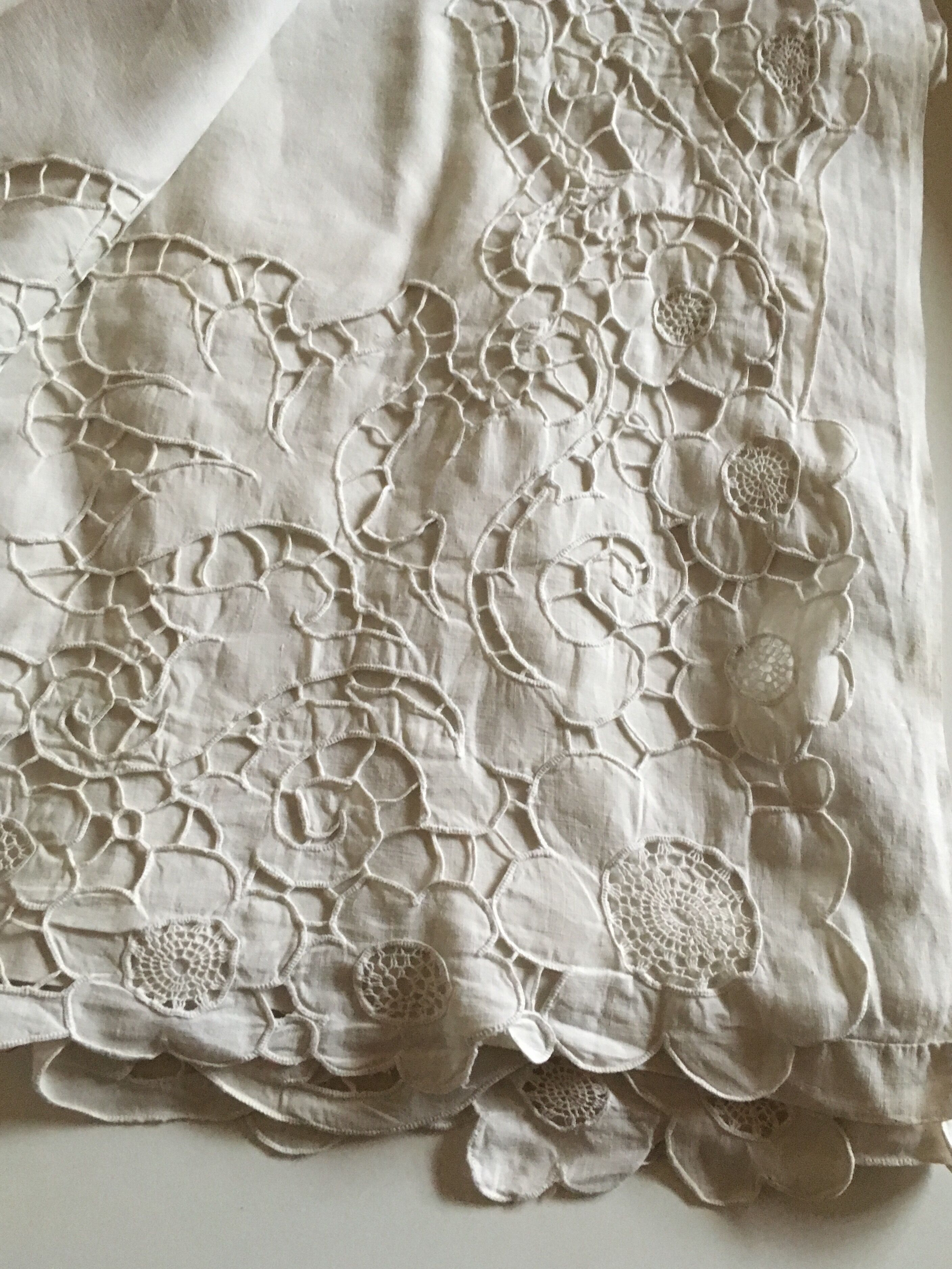 Cloth of linen embroidered setback richelieu figure cp thread Castle