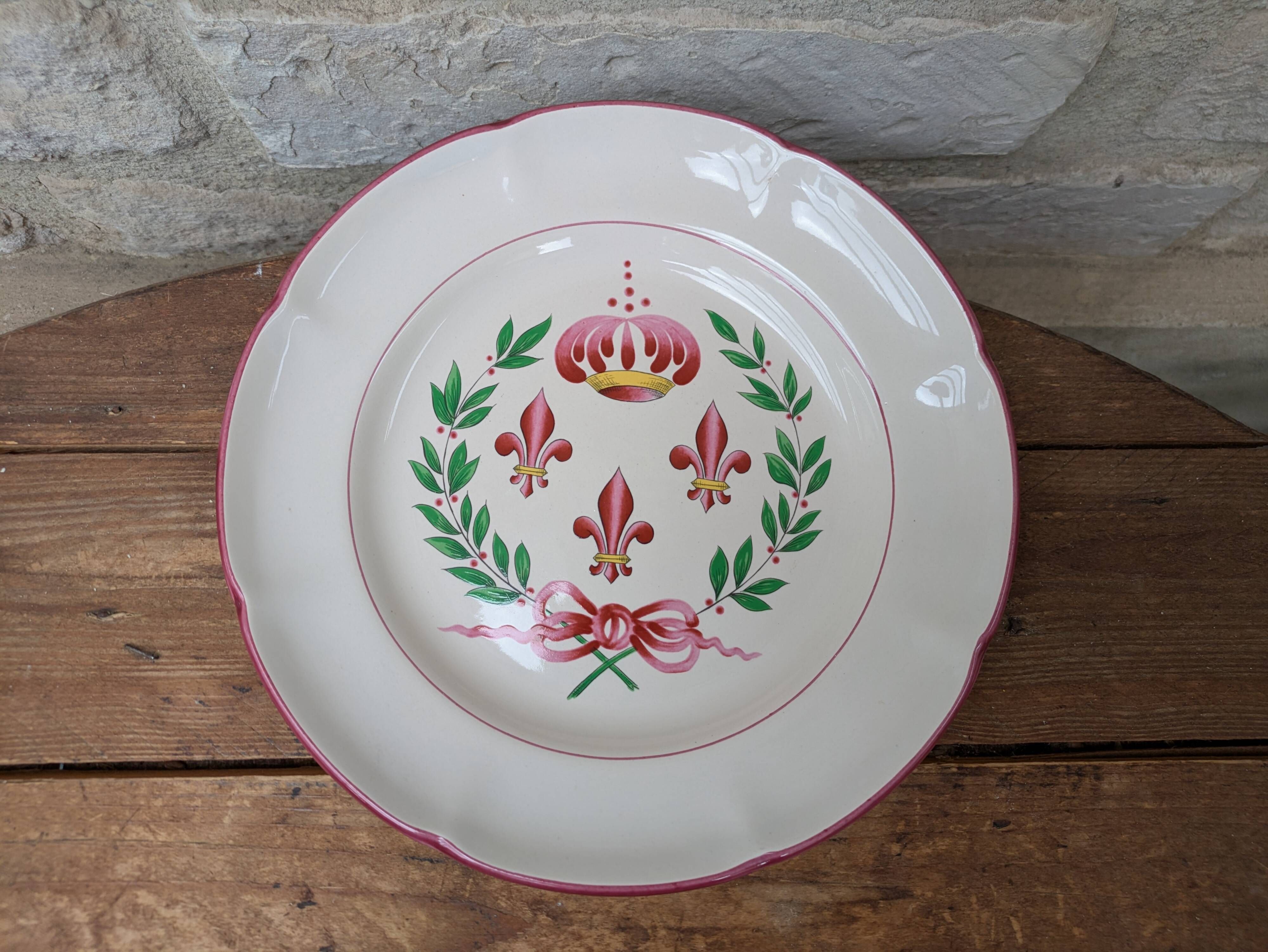 Ancienne assiette avec blasons et armoiries Saint Clément France