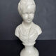 Buste de jeune fille en plâtre