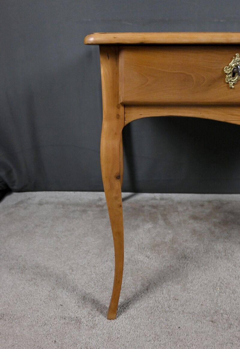 Small desk in apple and cherry wood, Louis XV – XVIII century.