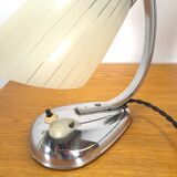 Lampe avec base chromée et abat-jour en verre lait lampe de table vintage