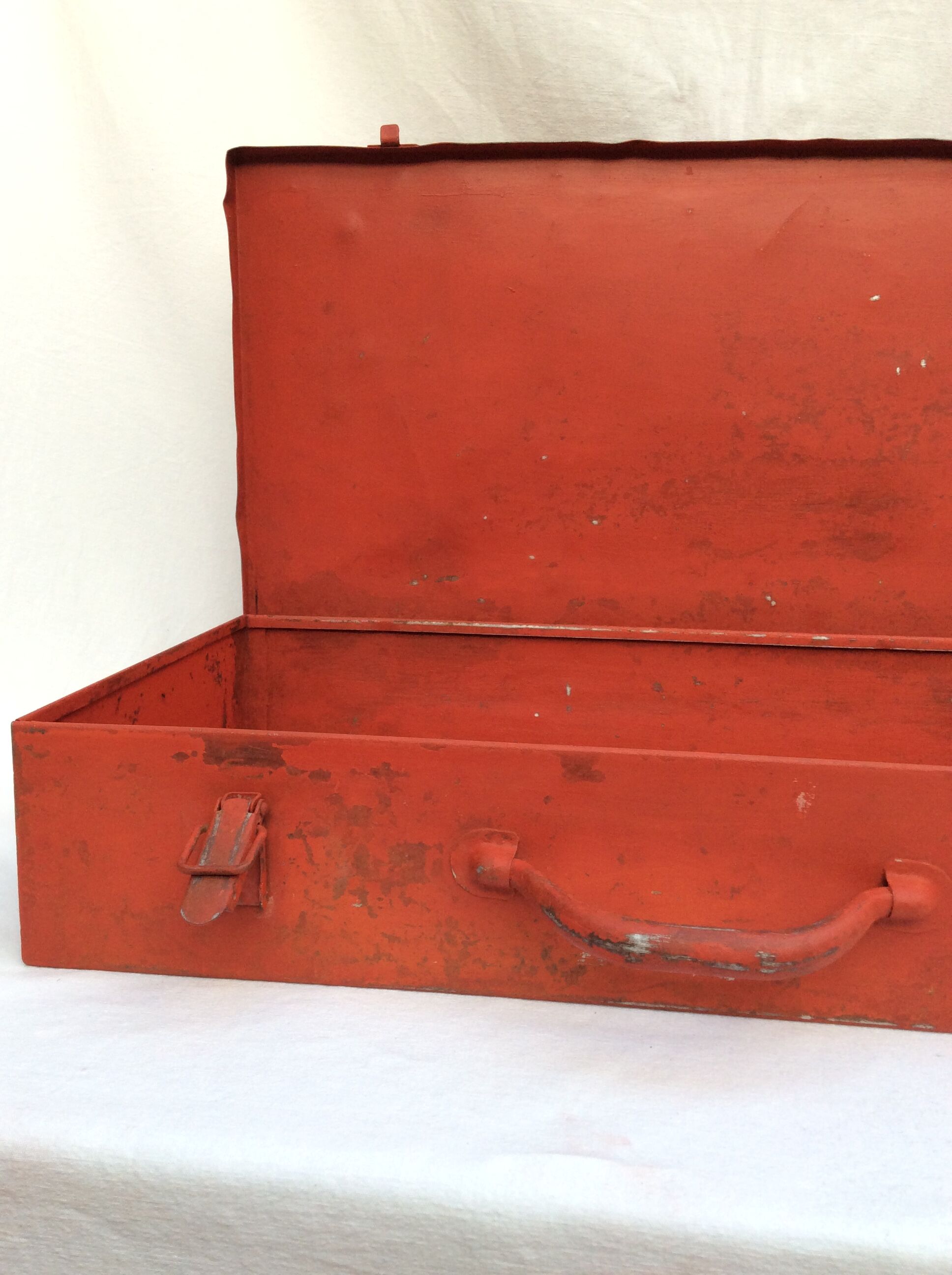 Caisse à outils en métal couleur rouge avec poignée