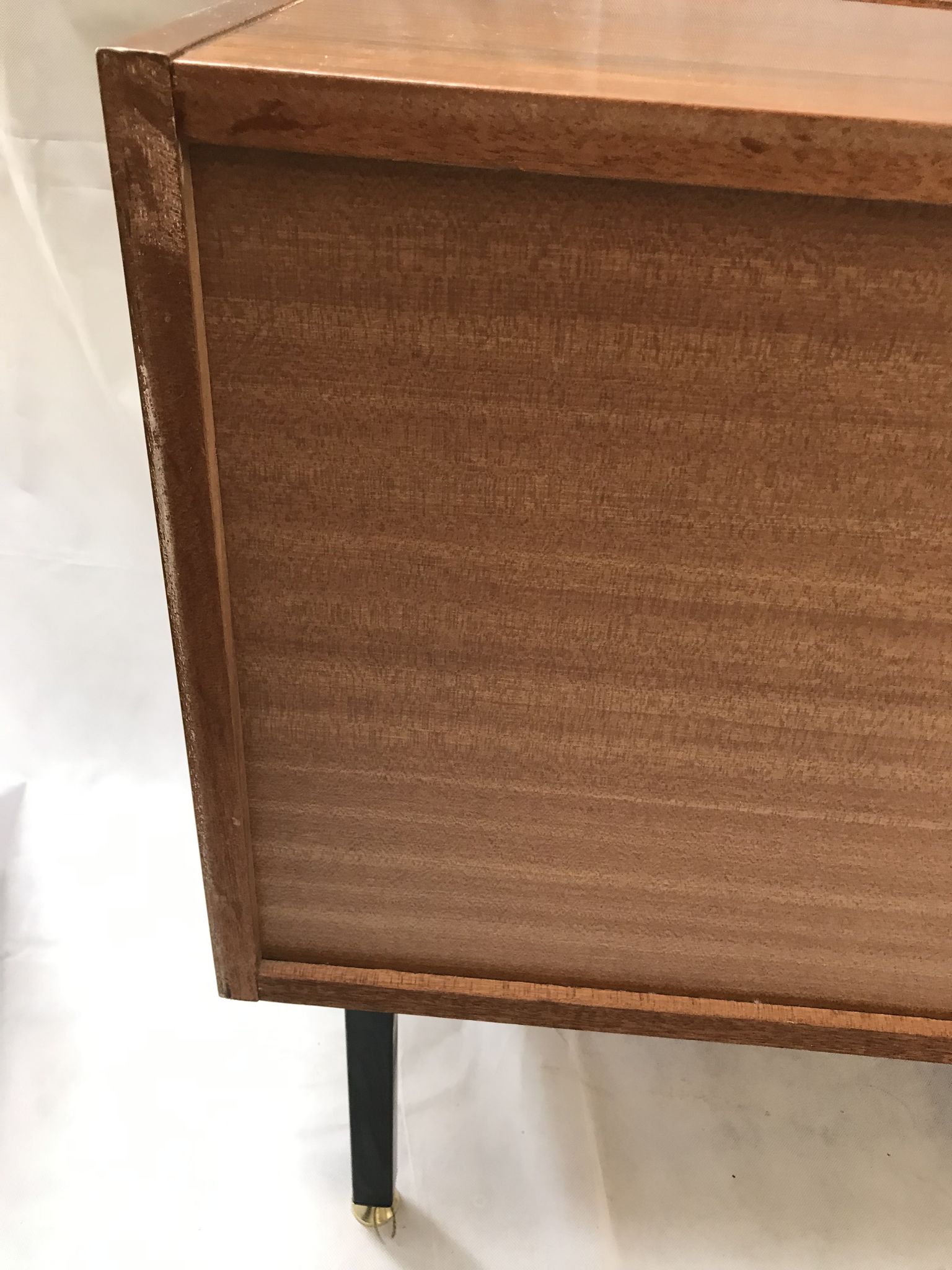 Lacquered 3-drawer chest with rosewood veneer.