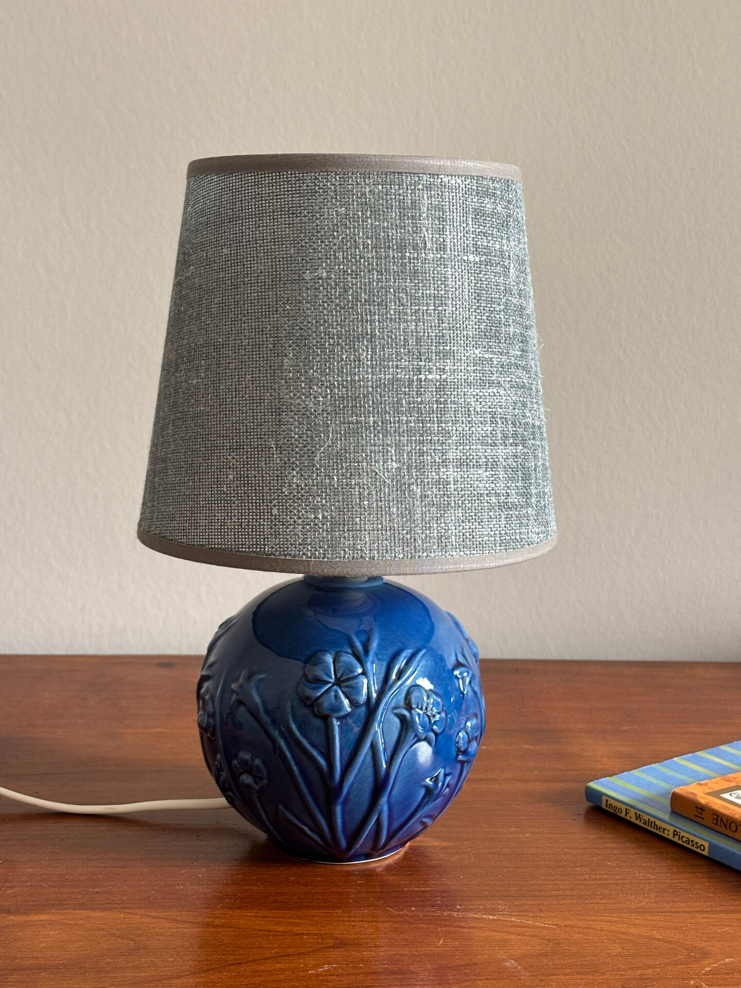 Lampe boule à décor de fleurs