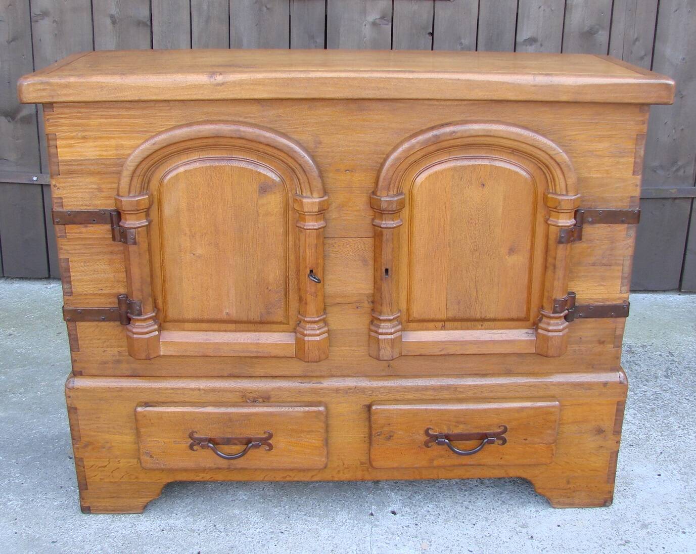 Rustic oak chest of drawers from the 1950s | Solid wood | Hand-forged fitti