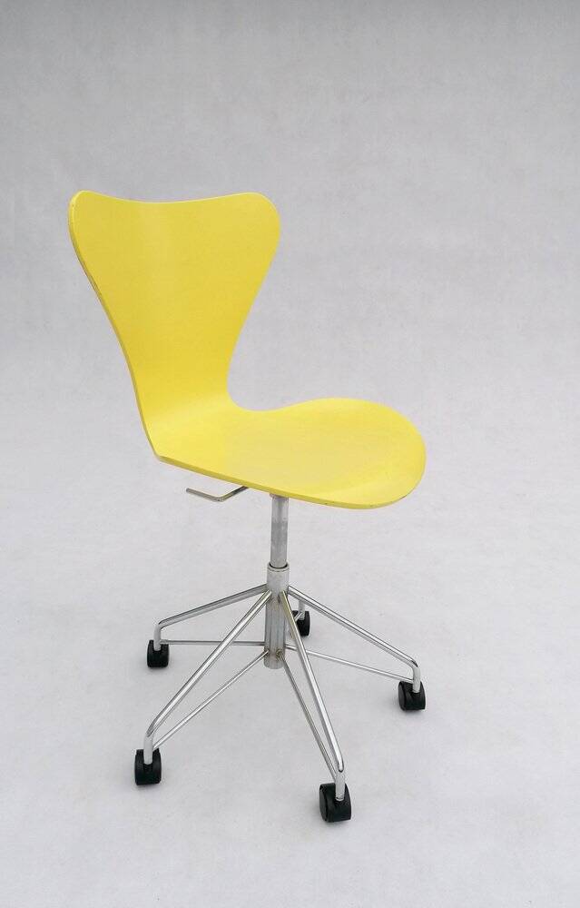 Model 3117 office swivel chair in yellow by Arne Jacobsen for Fritz Hansen, 1995