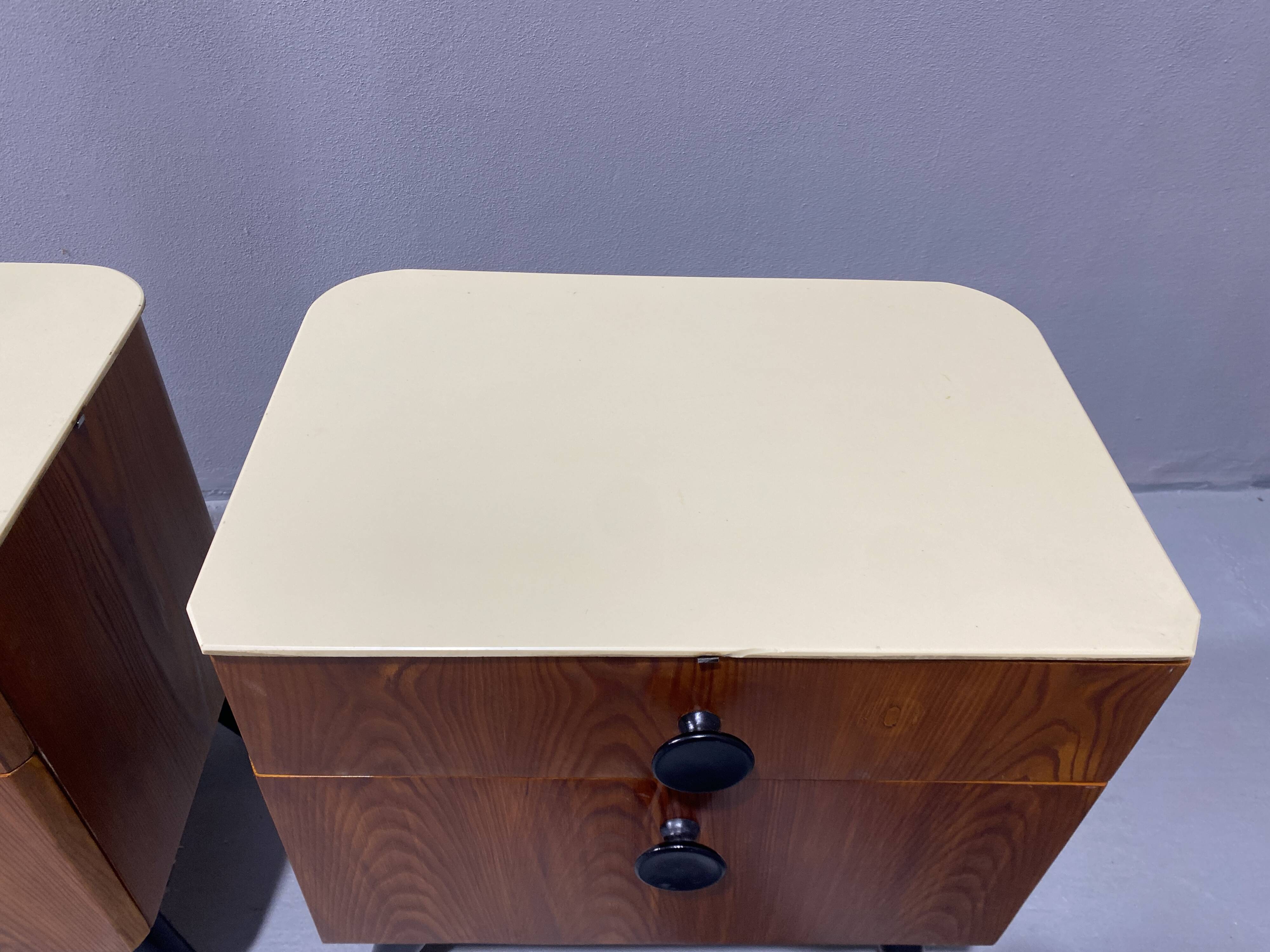 Tables de nuit entièrement restaurées par Jindřich Halabala pour ÚP Závody, années 1950, Tchécoslovaquie