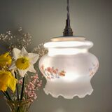 Baladeuse globe vintage en opaline blanche avec dessins de fleurs