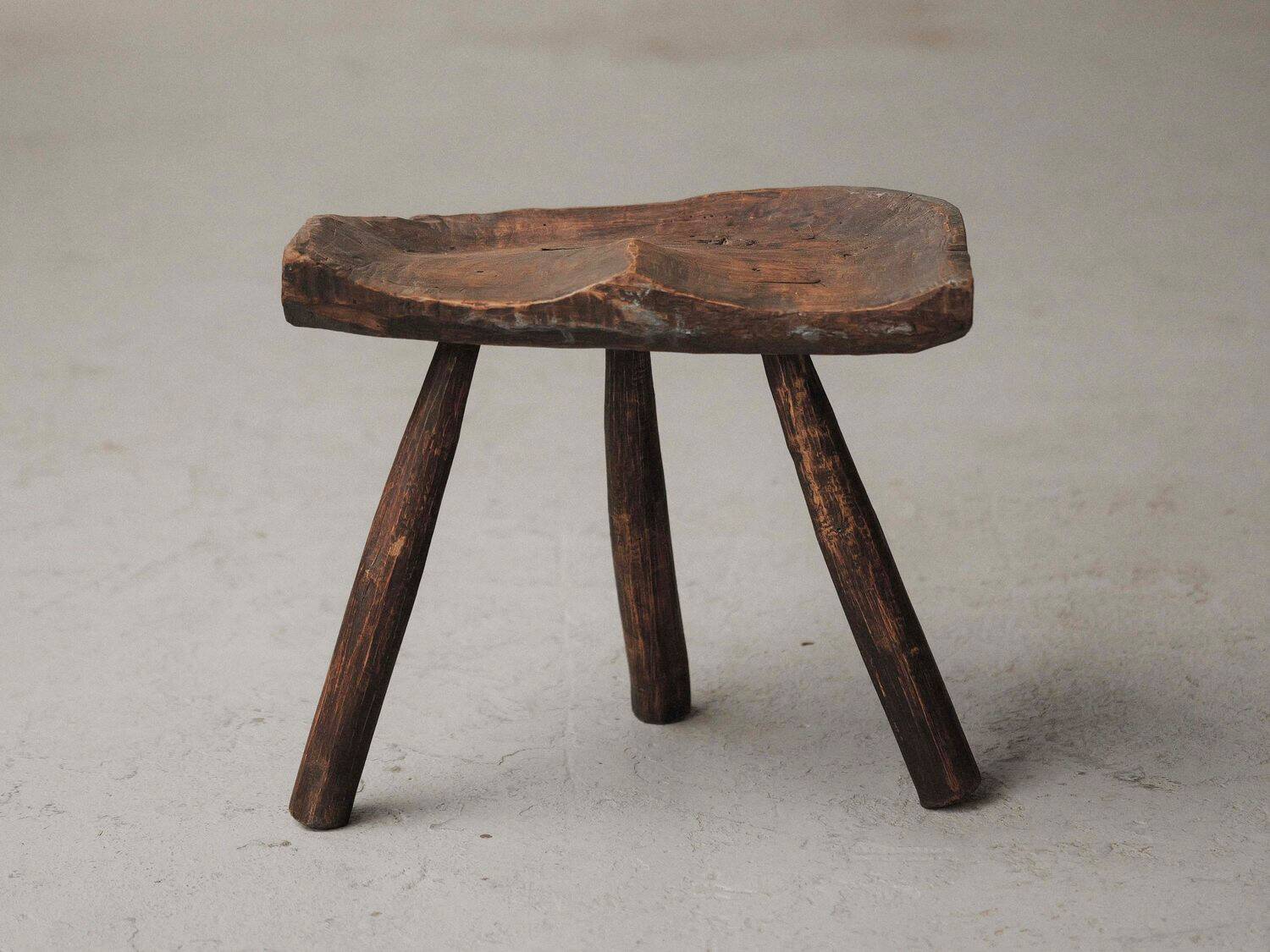 Milking stool in solid wood, Folk art, Cévennes, around 1900