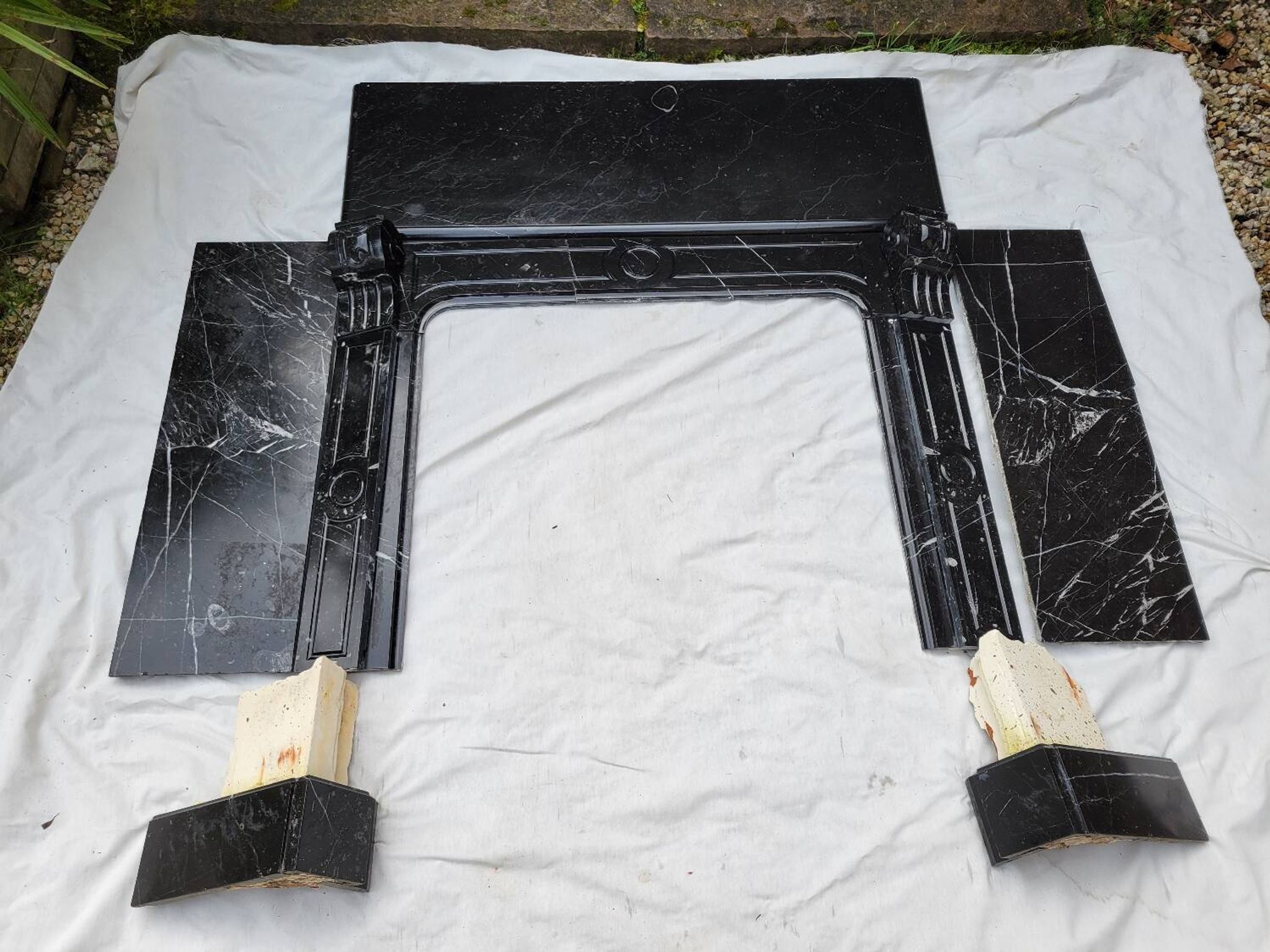 Pompadour fireplace with black marble modillions