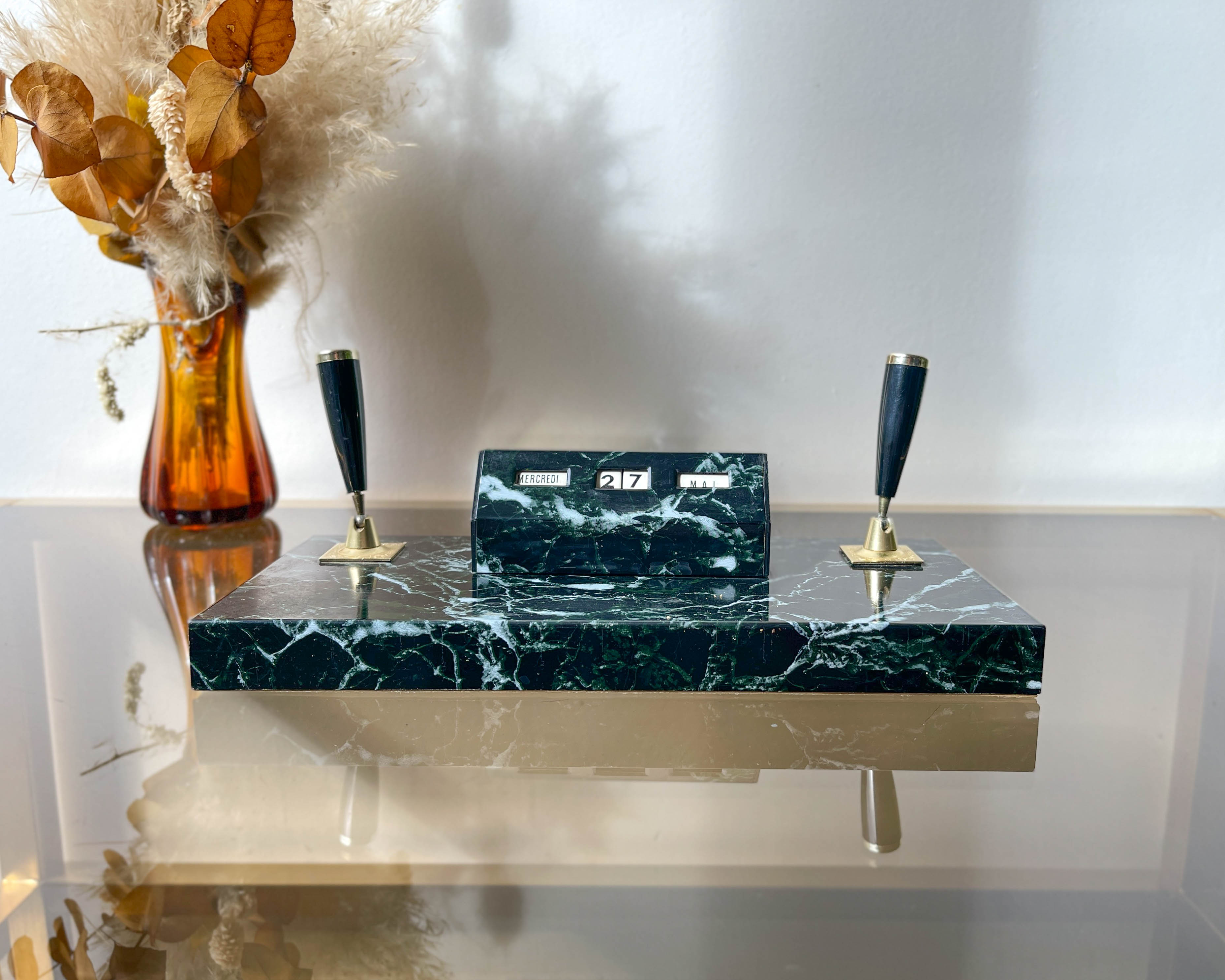 Perpetual calendar with vintage pen holder black gold marble effect