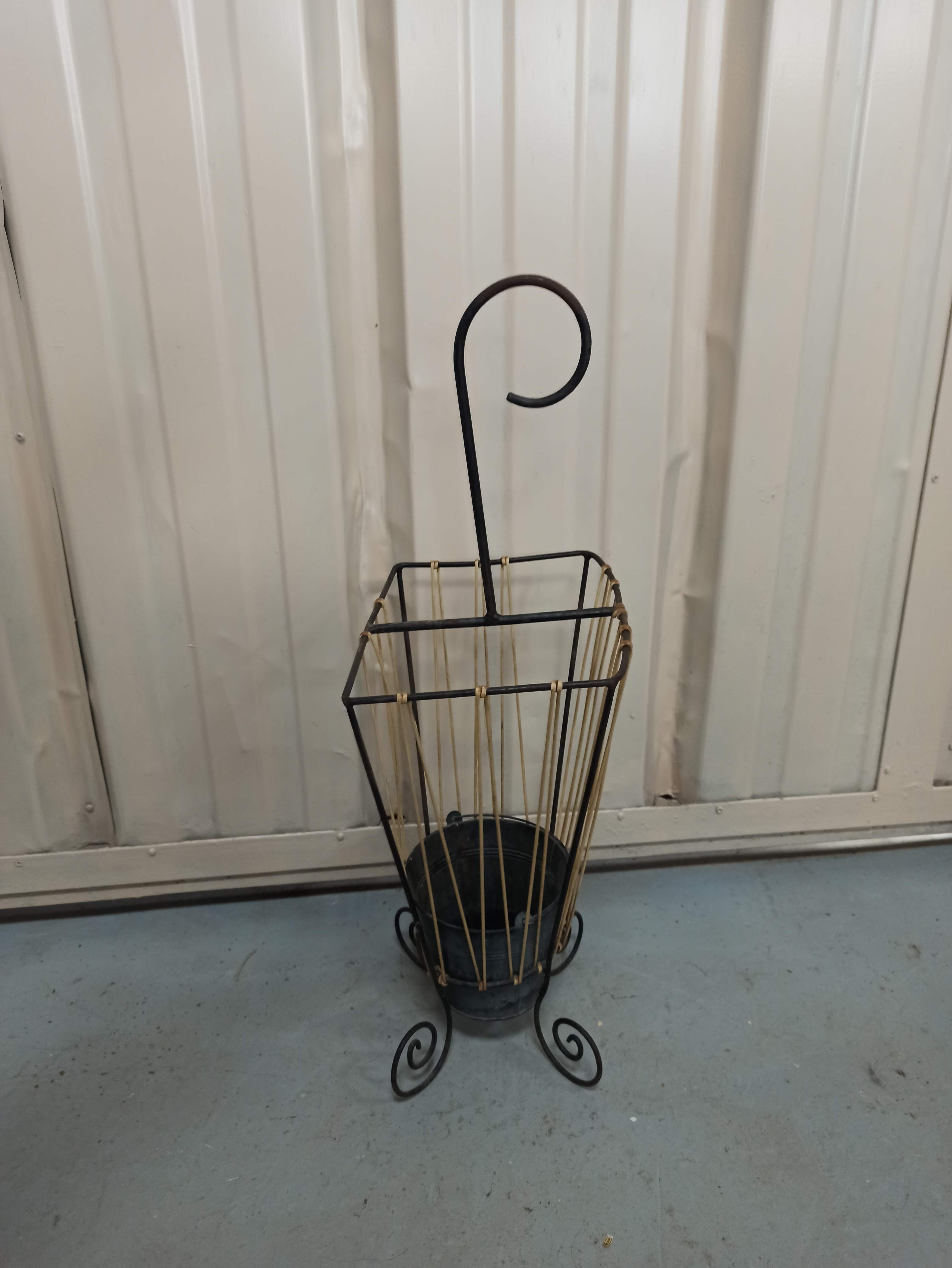 Iron umbrella rack and scoubidou