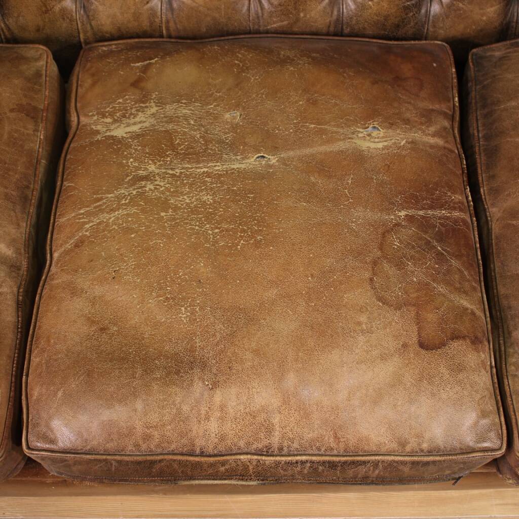 Grand canapé anglais Chesterfield en cuir des années 20