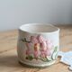 Petit cache-pot vintage en barbotine à décor de fleur rose