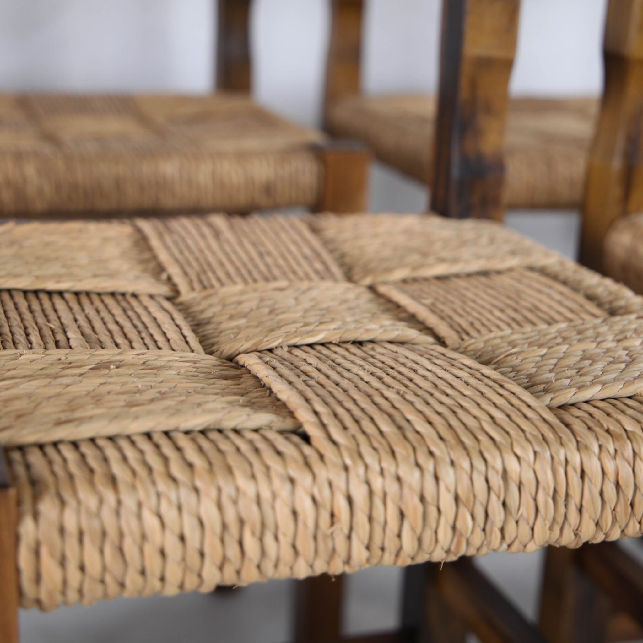 Suite de 8 tabourets en corde