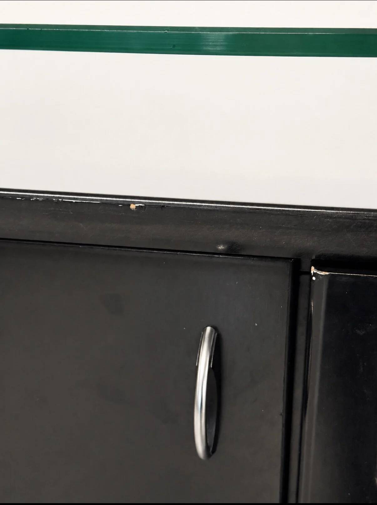 Buffet postmoderne en laque noire avec plateau en verre sur pieds boule