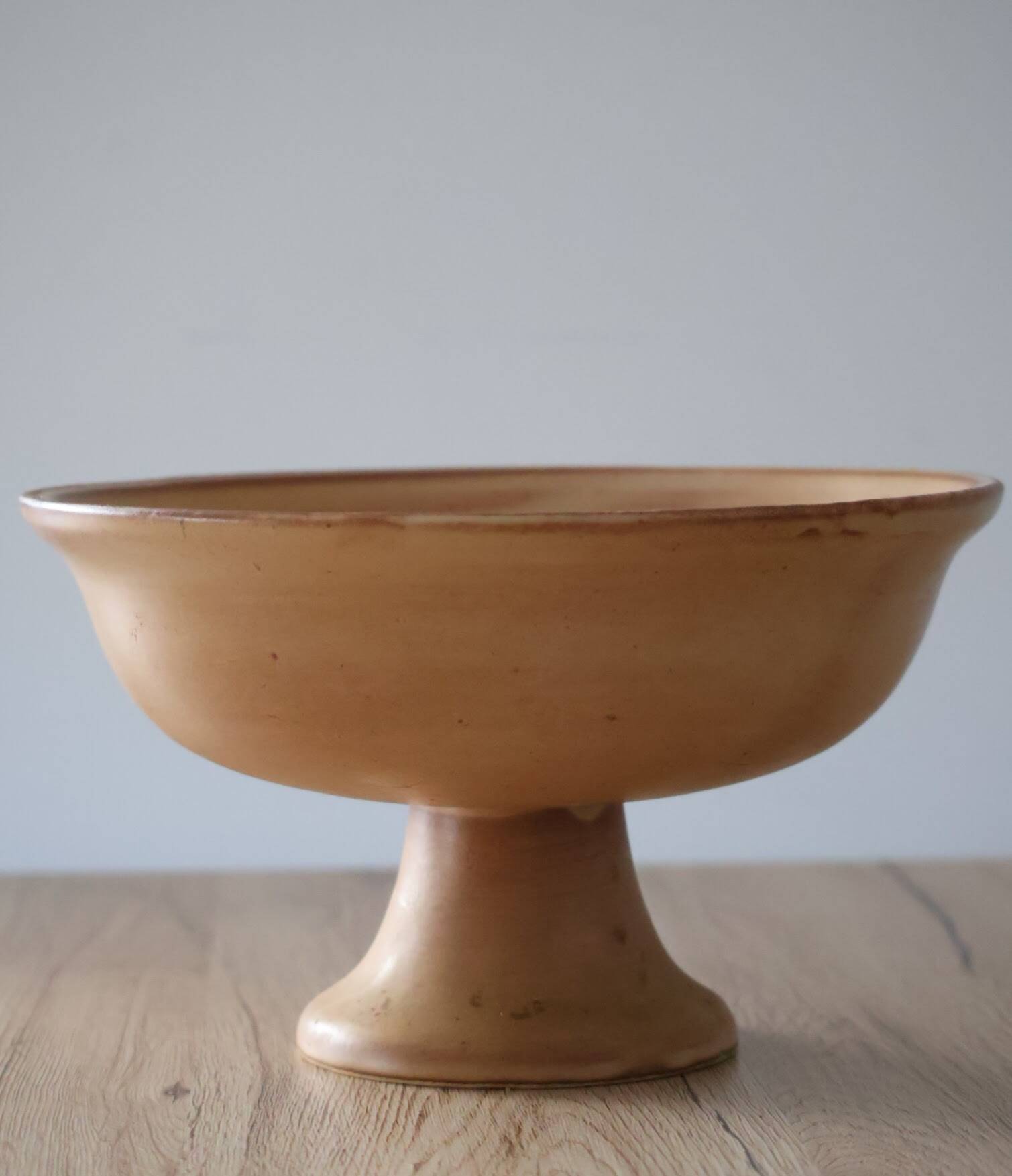 Compotier or fruit bowl on round terracotta base
