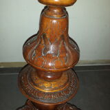 Sculpted pedestal table in Walnut of the XIX century