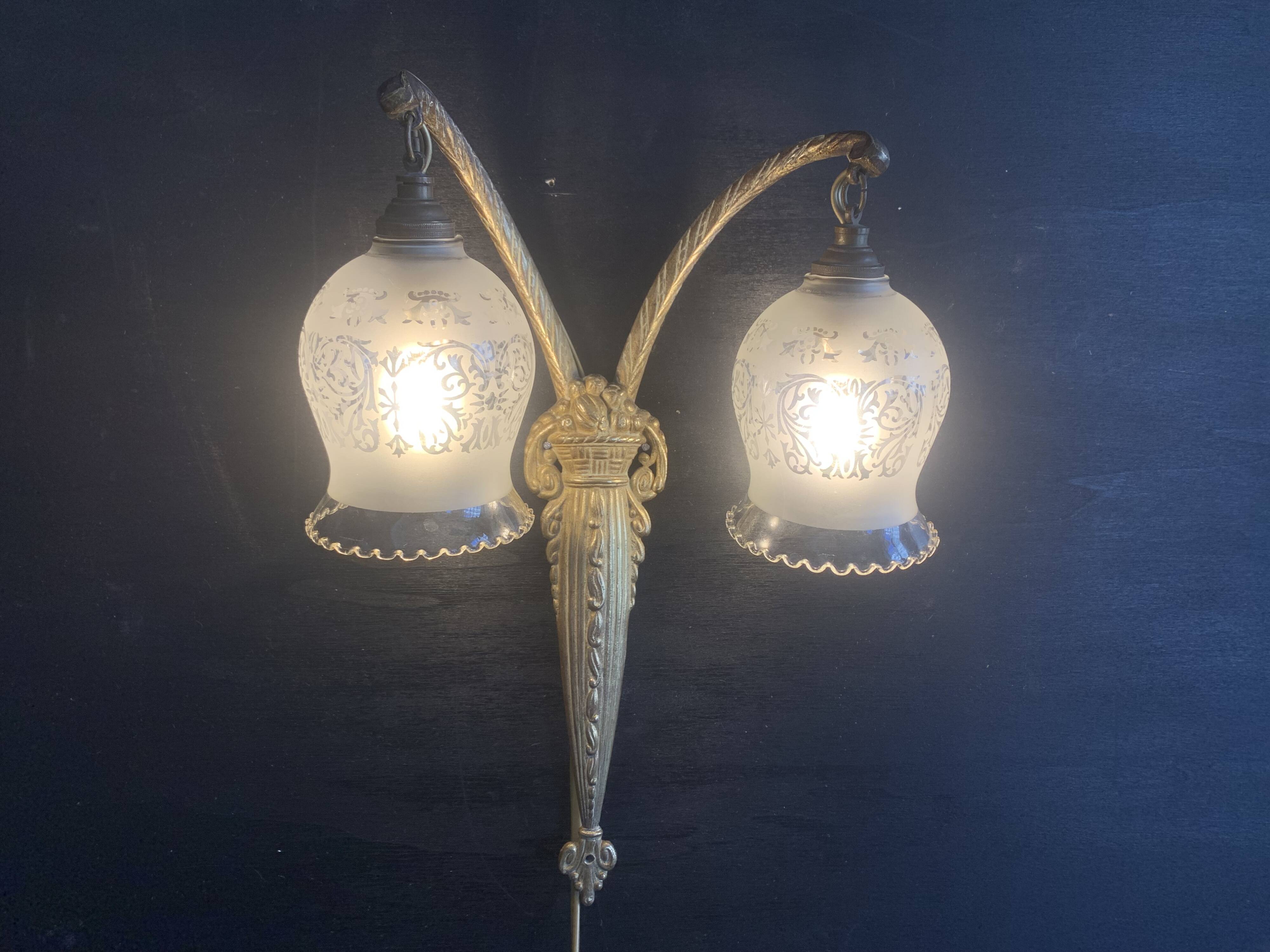 Art Deco double wall light in brass and glass tulips 1930
