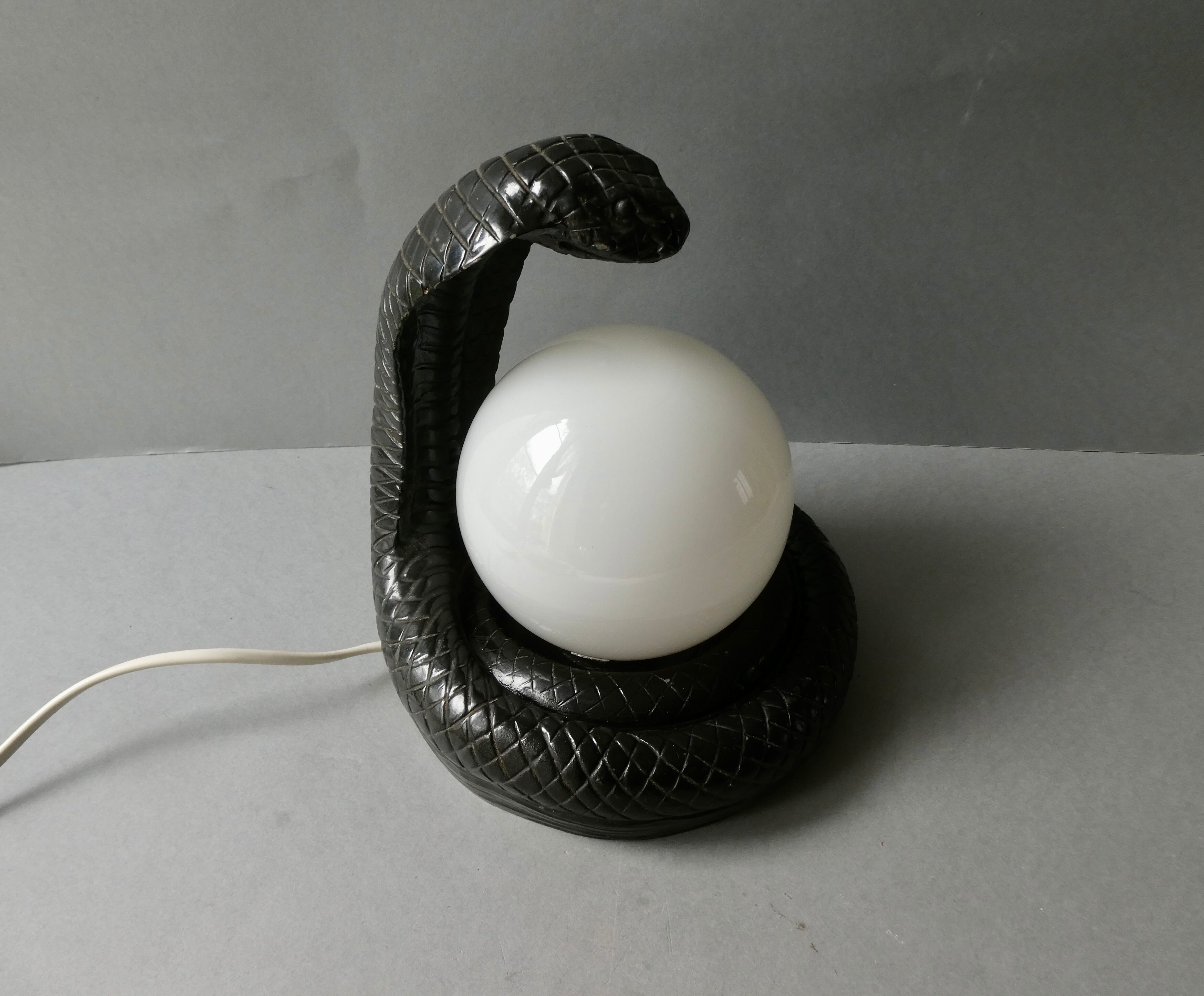 Lampe cobra noir et opaline blanche