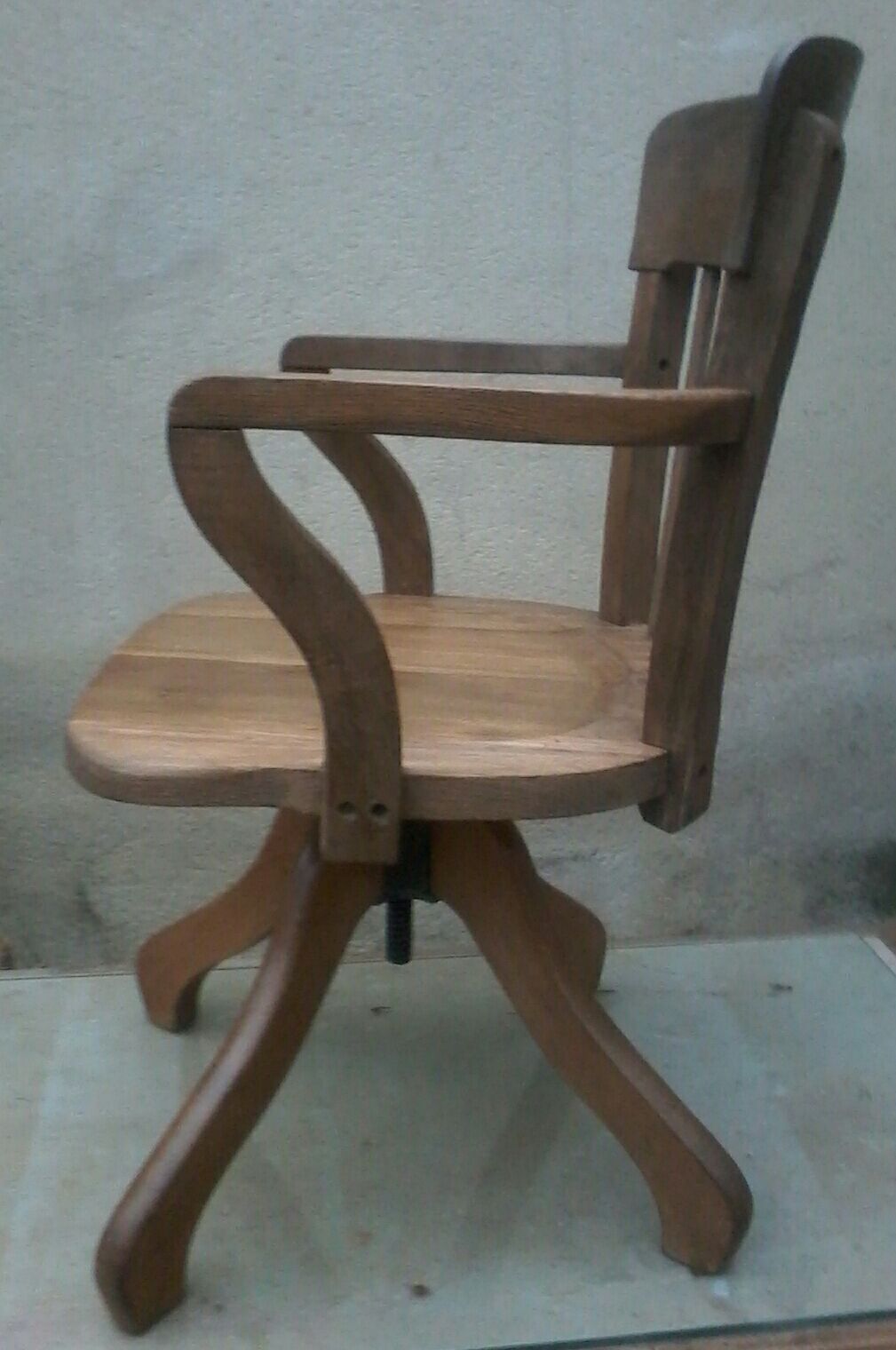 American office swivel and adjustable in height Chair