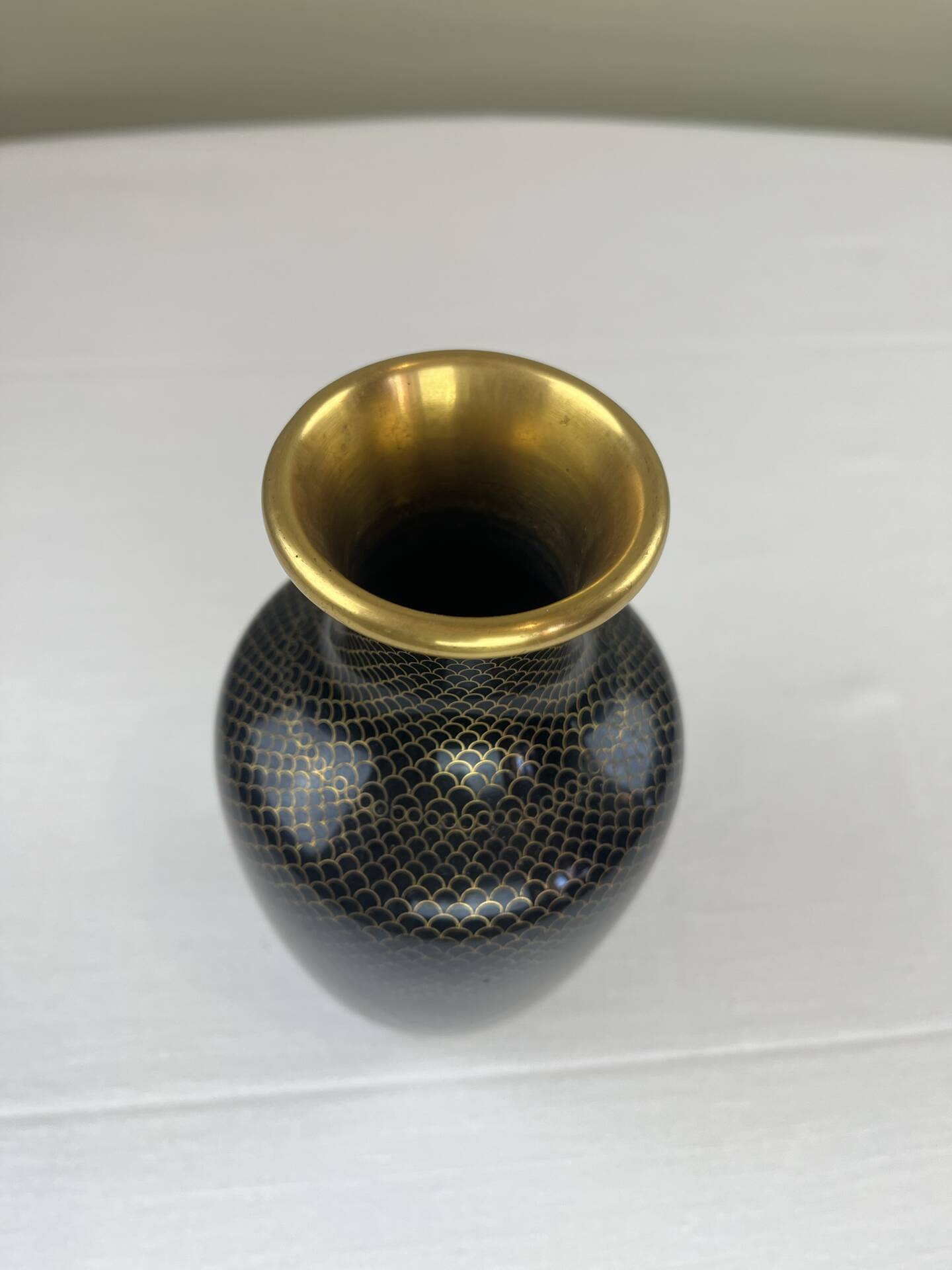 Vase en laiton émaillé noir et doré