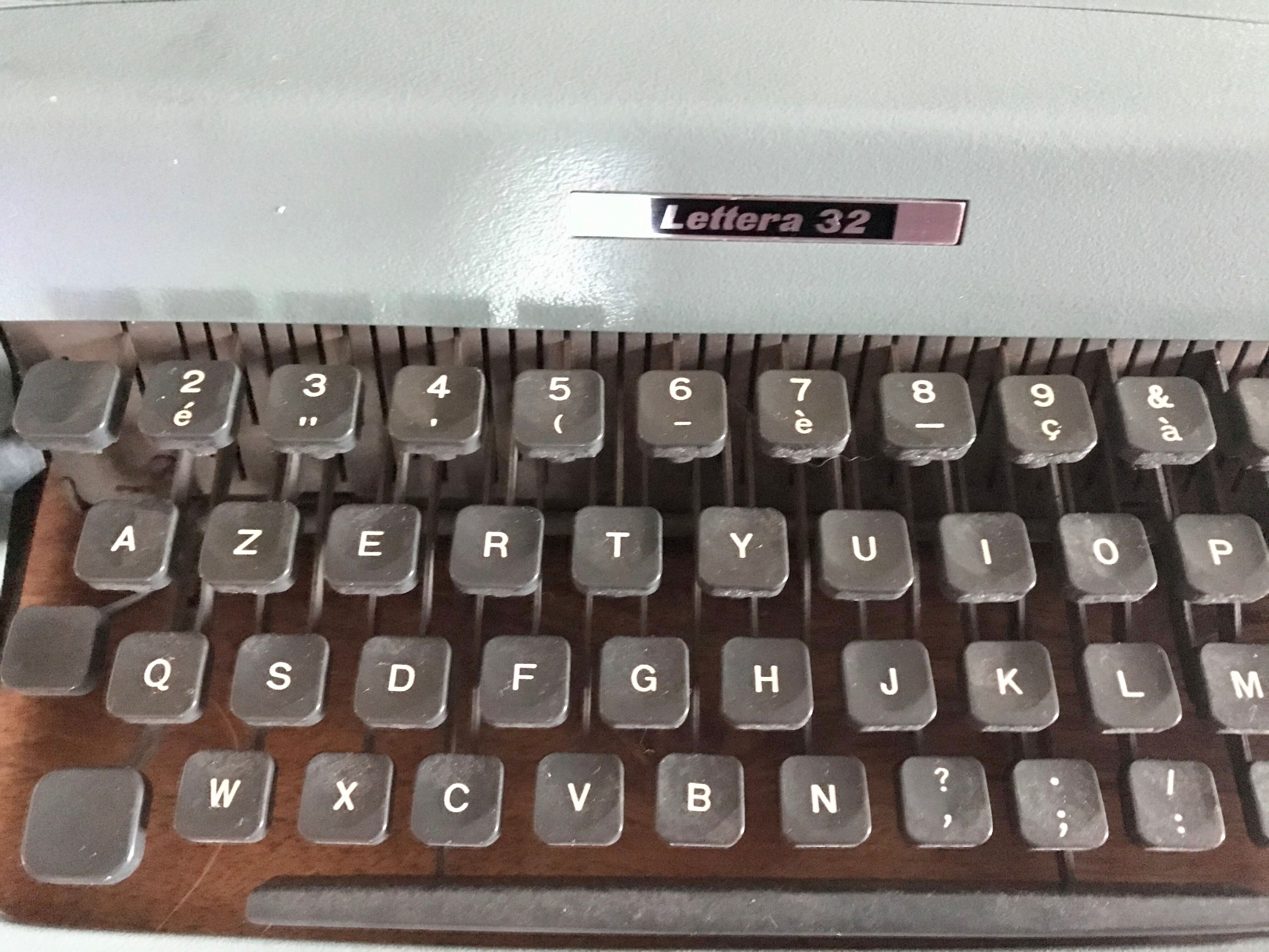 Olivetti lettera 32 typewriter